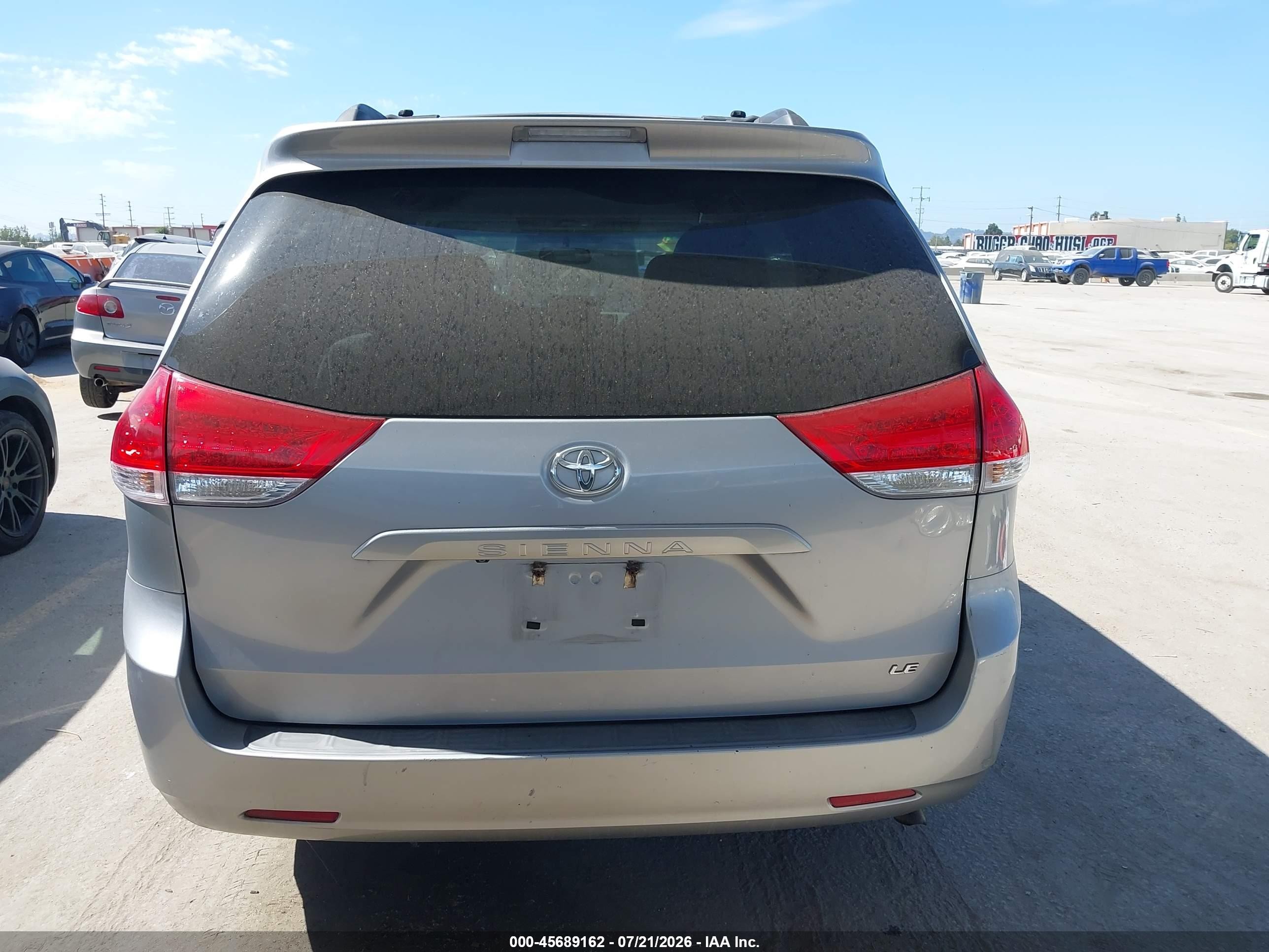 2012 Toyota Sienna Le V6 8 Passenger Silver vin: 5TDKK3DC8CS237555