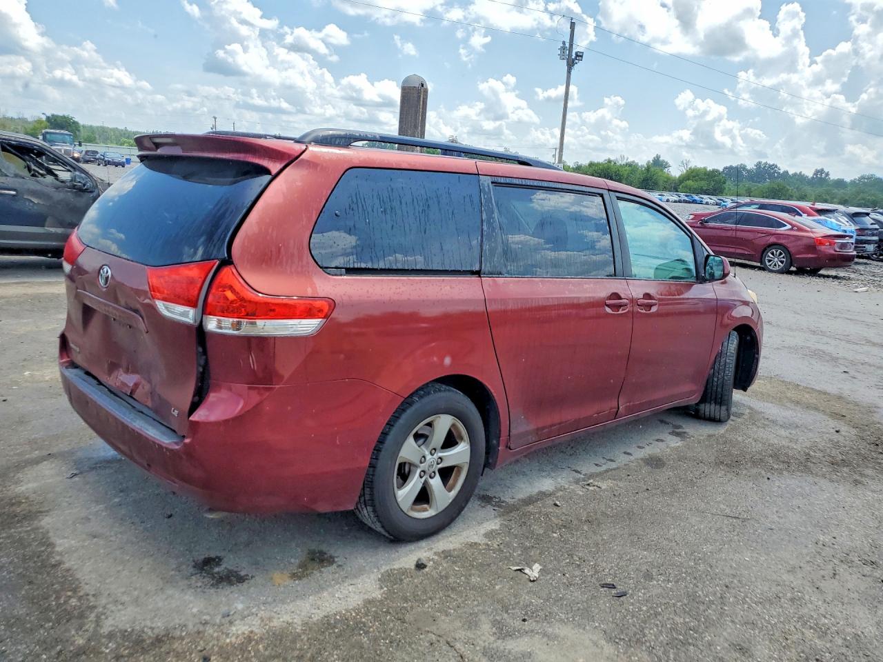 2012 Toyota Sienna Le Красный vin: 5TDKK3DC8CS244411