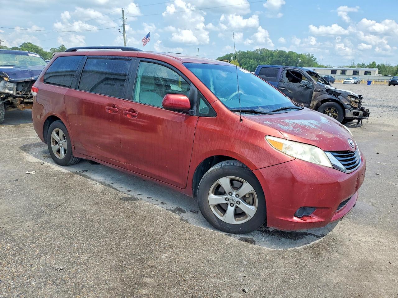 2012 Toyota Sienna Le Красный vin: 5TDKK3DC8CS244411