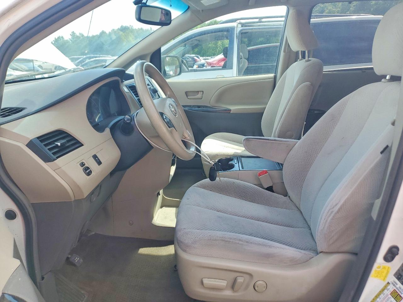 2012 Toyota Sienna Le White vin: 5TDKK3DC8CS244425