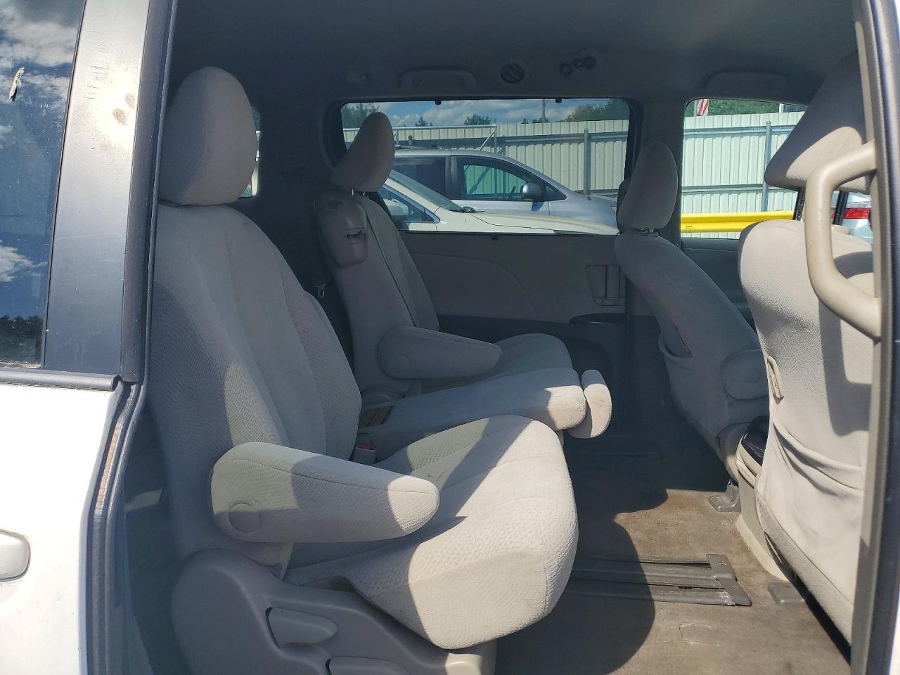 2012 Toyota Sienna Le White vin: 5TDKK3DC8CS244425