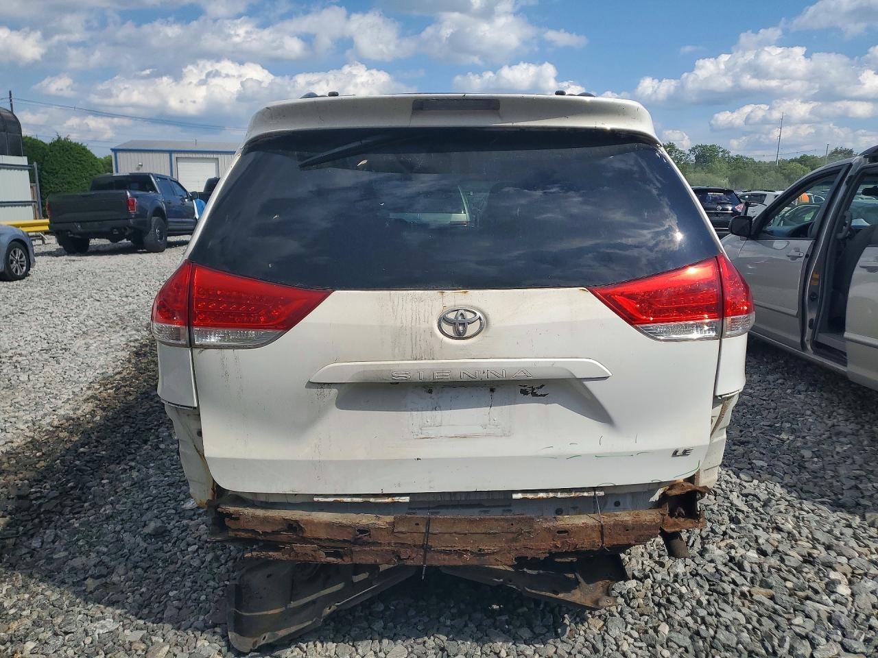 2012 Toyota Sienna Le White vin: 5TDKK3DC8CS244425