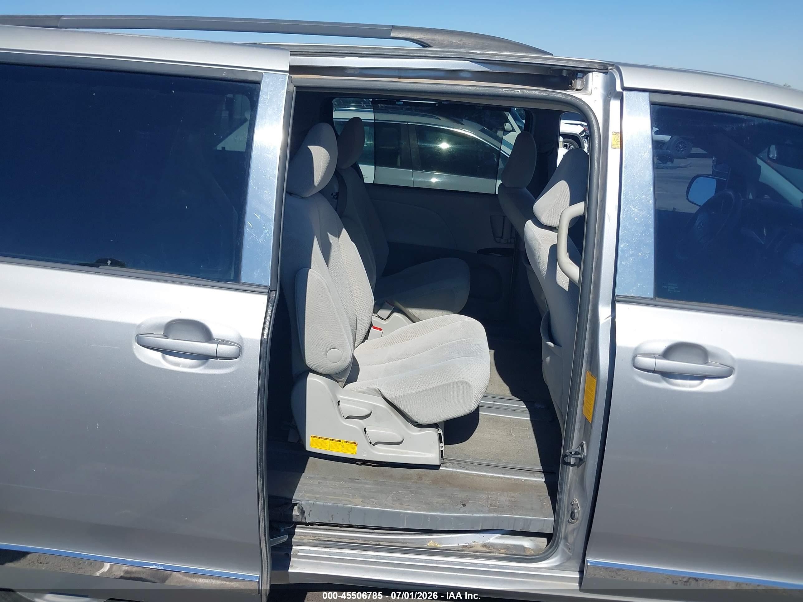 2012 Toyota Sienna Le V6 8 Passenger Серебряный vin: 5TDKK3DC8CS246353