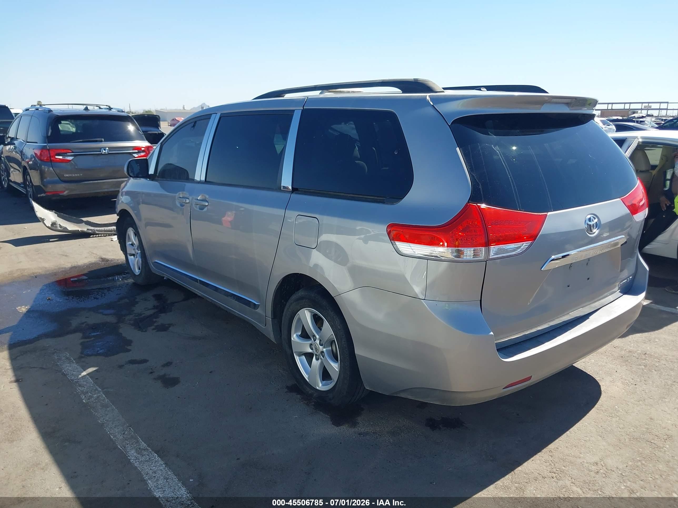 2012 Toyota Sienna Le V6 8 Passenger Серебряный vin: 5TDKK3DC8CS246353