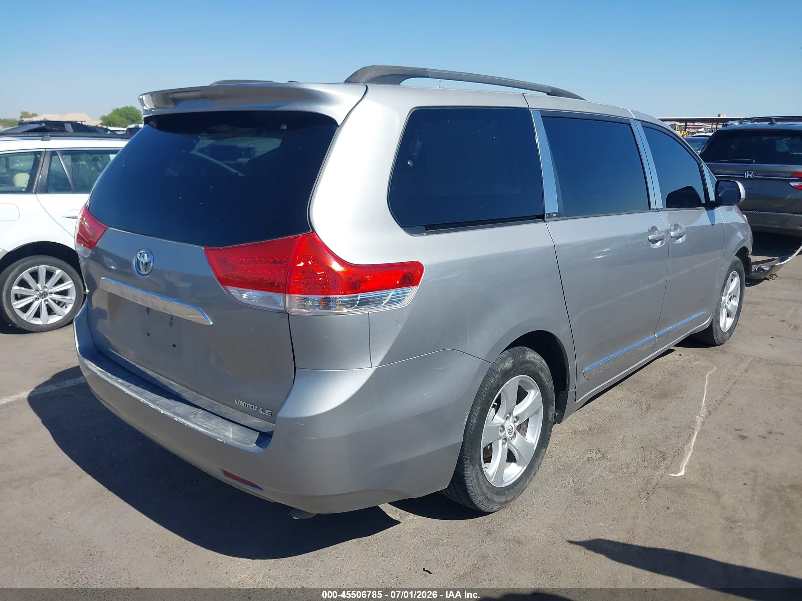 2012 Toyota Sienna Le V6 8 Passenger Серебряный vin: 5TDKK3DC8CS246353