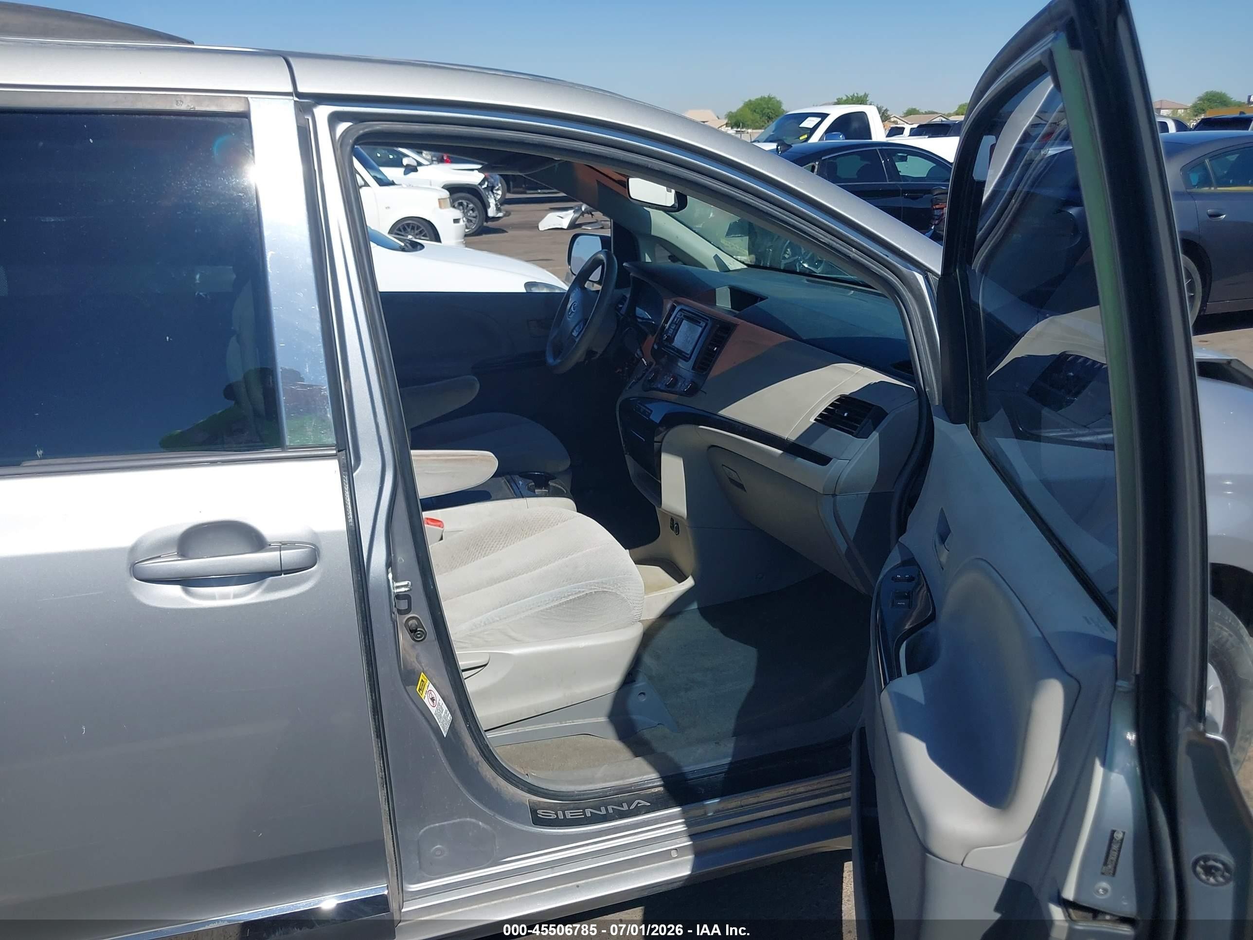 2012 Toyota Sienna Le V6 8 Passenger Серебряный vin: 5TDKK3DC8CS246353