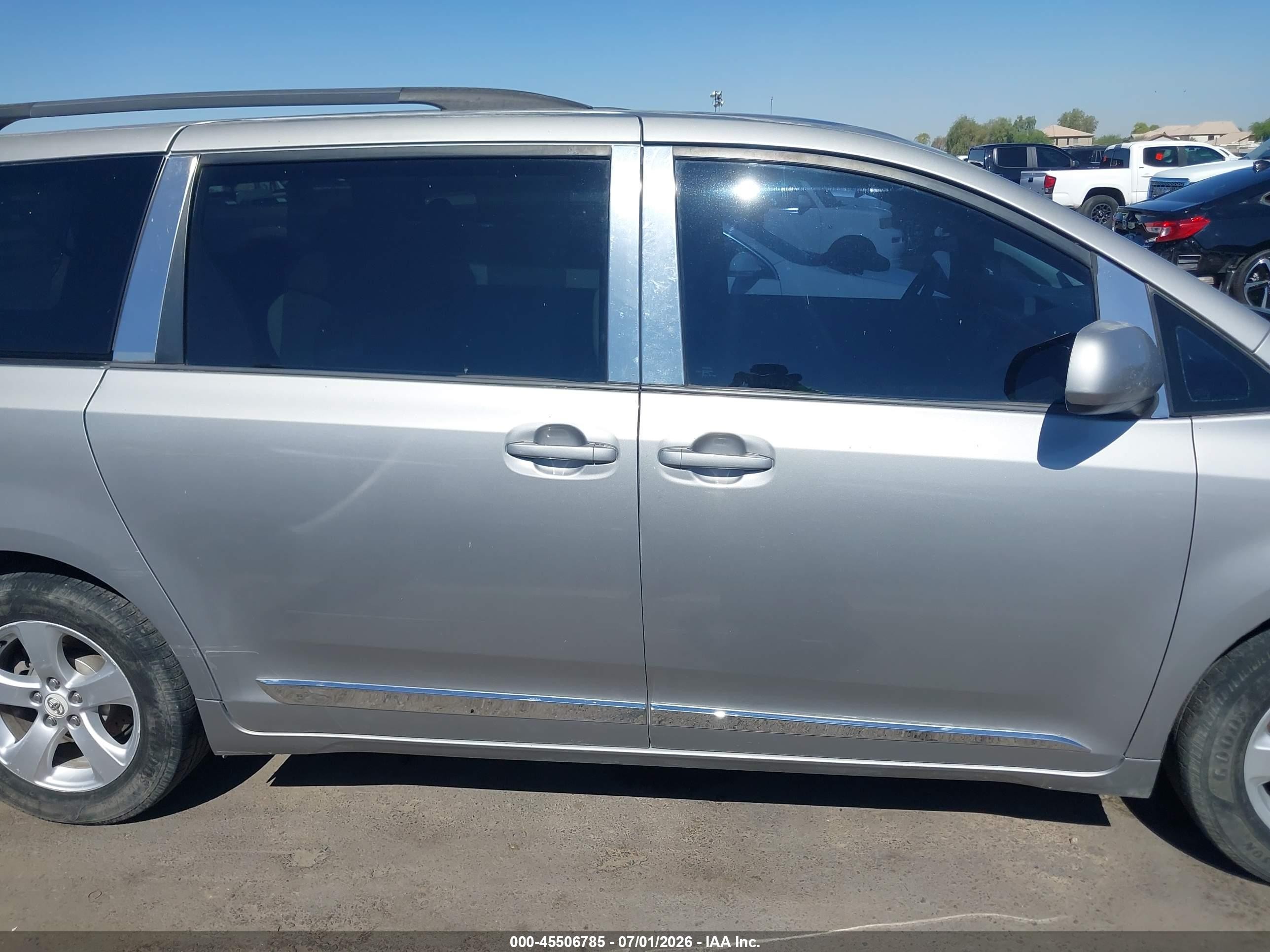 2012 Toyota Sienna Le V6 8 Passenger Серебряный vin: 5TDKK3DC8CS246353