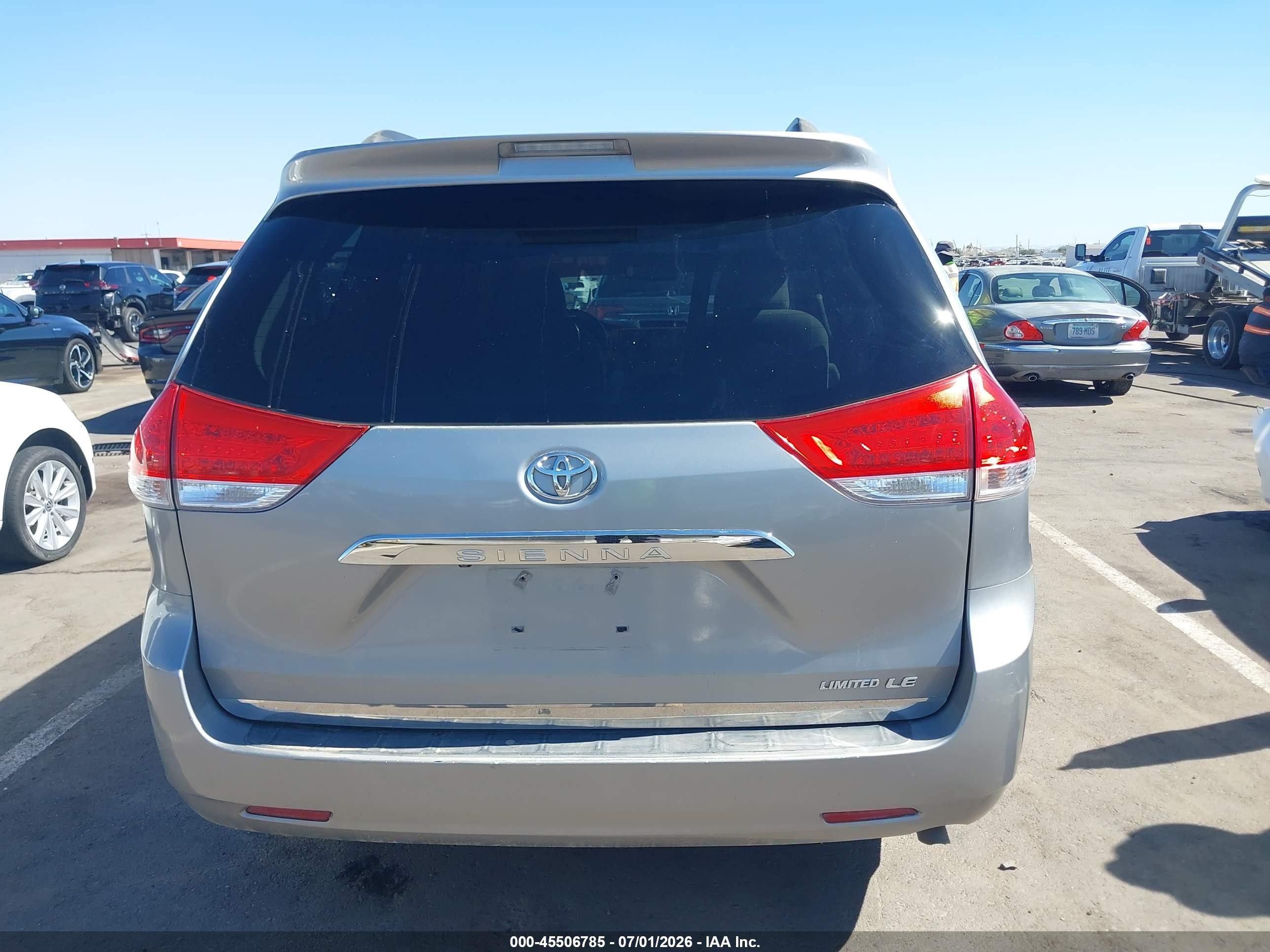 2012 Toyota Sienna Le V6 8 Passenger Серебряный vin: 5TDKK3DC8CS246353