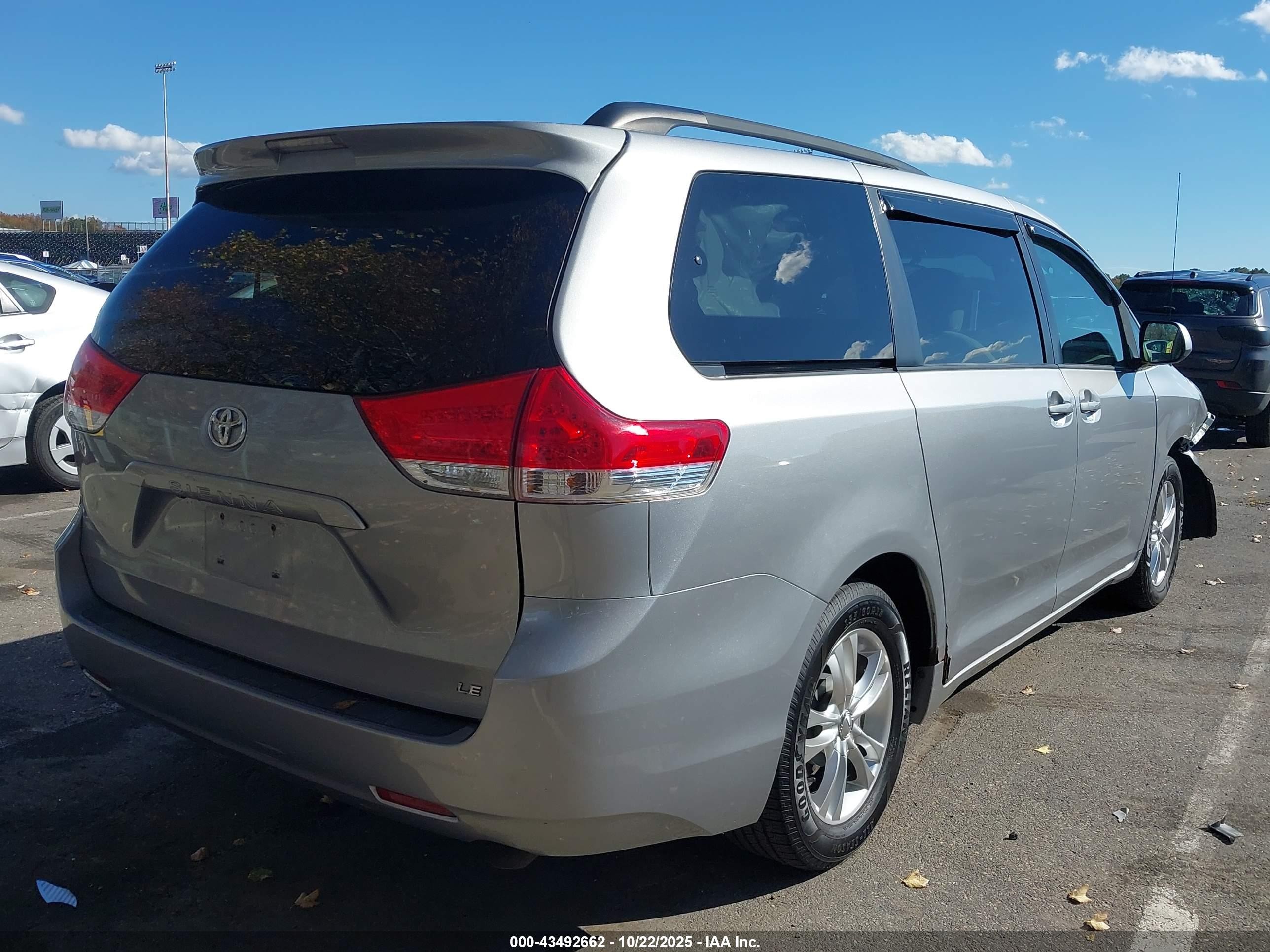 2012 Toyota Sienna Le V6 8 Passenger Silver vin: 5TDKK3DC8CS252105