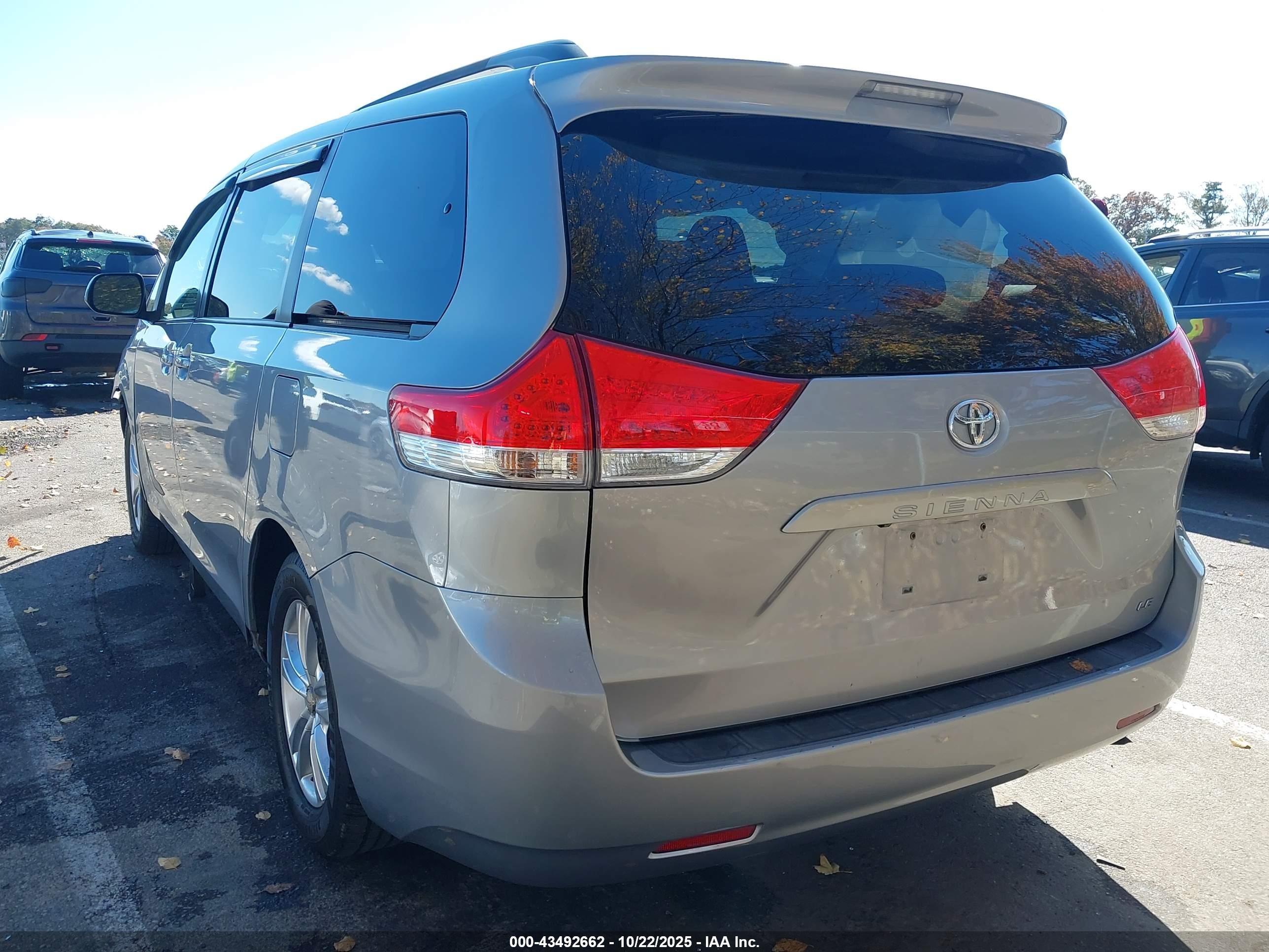 2012 Toyota Sienna Le V6 8 Passenger Silver vin: 5TDKK3DC8CS252105