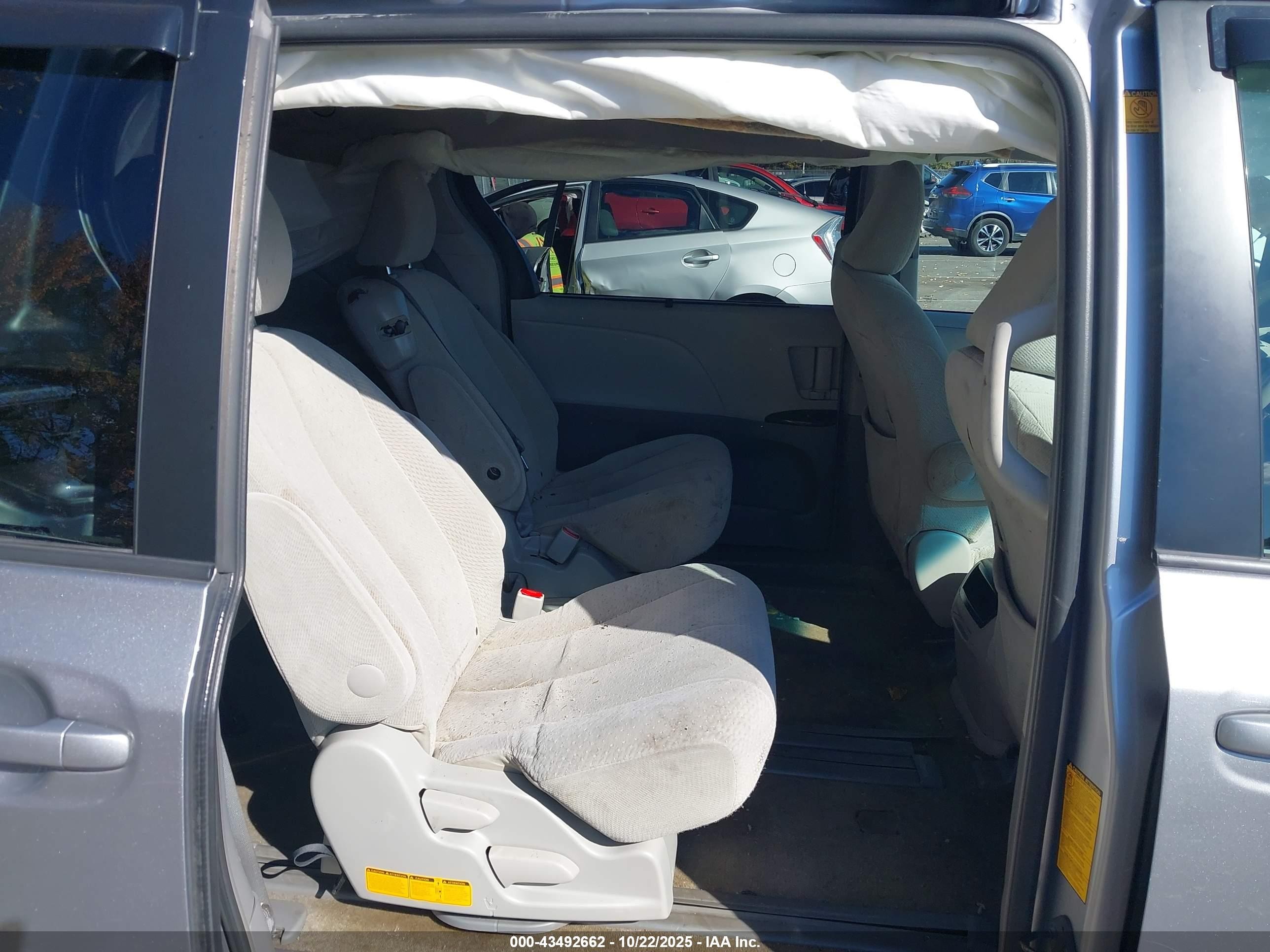 2012 Toyota Sienna Le V6 8 Passenger Silver vin: 5TDKK3DC8CS252105