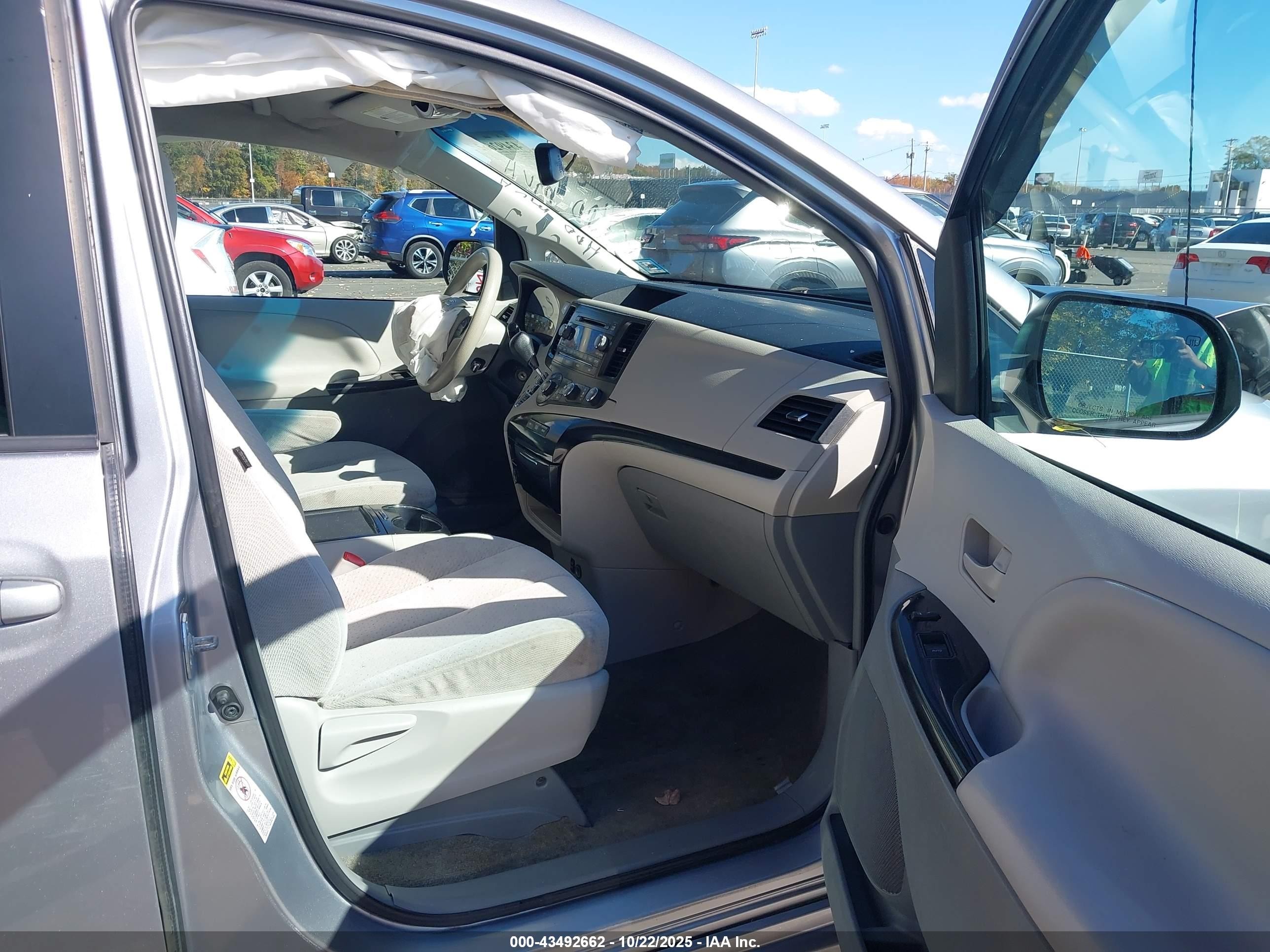 2012 Toyota Sienna Le V6 8 Passenger Silver vin: 5TDKK3DC8CS252105