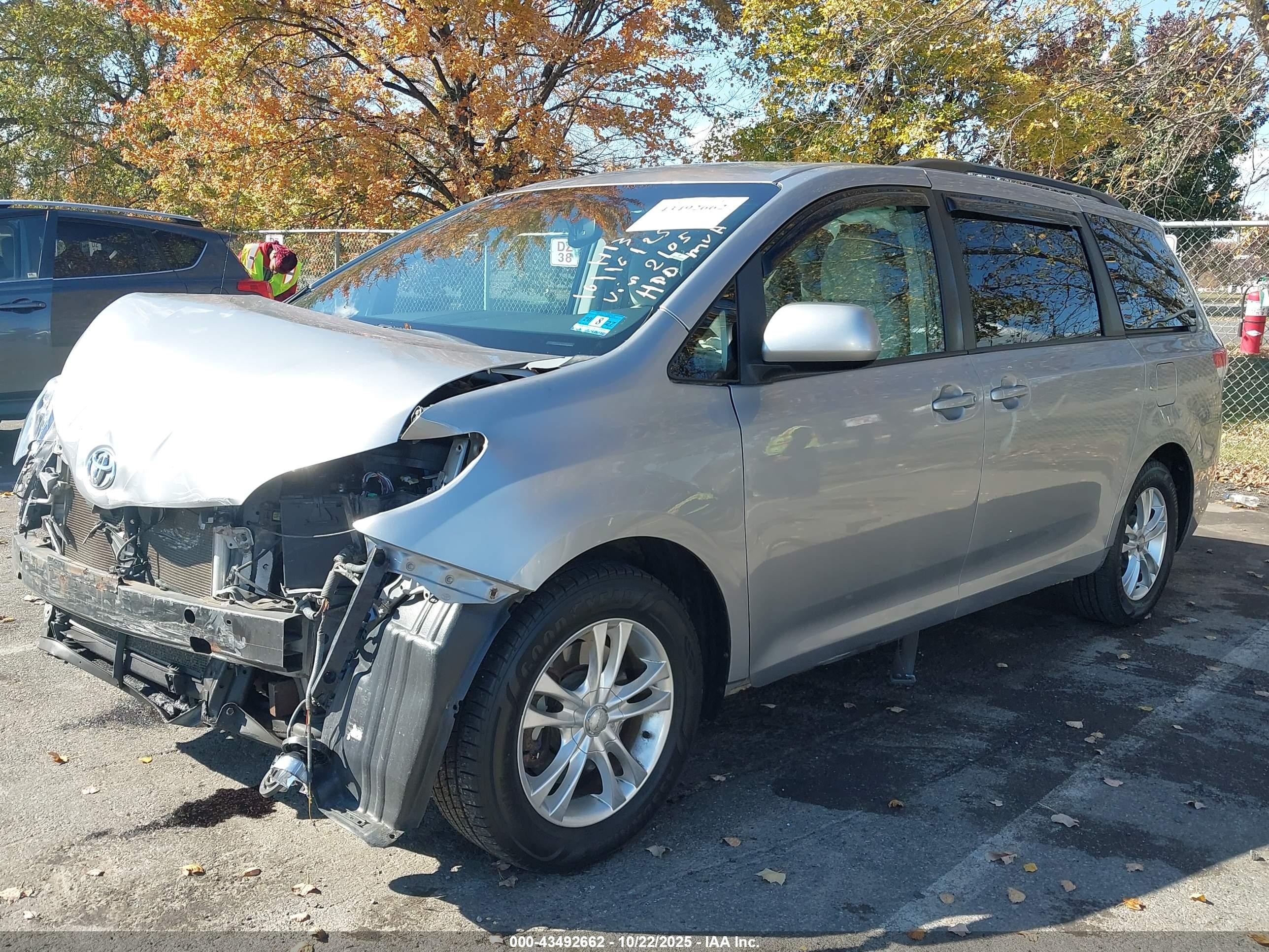2012 Toyota Sienna Le V6 8 Passenger Silver vin: 5TDKK3DC8CS252105