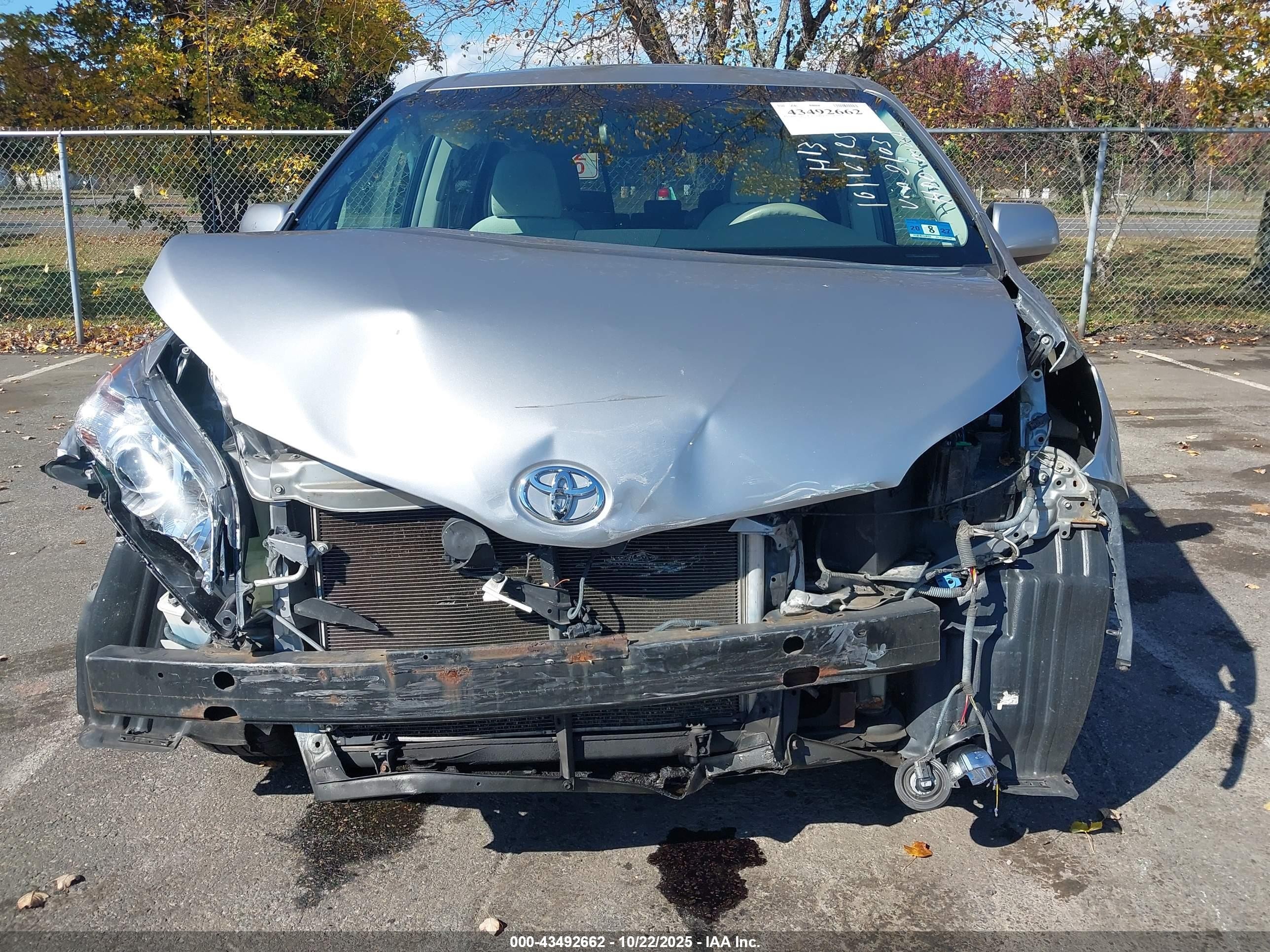 2012 Toyota Sienna Le V6 8 Passenger Silver vin: 5TDKK3DC8CS252105