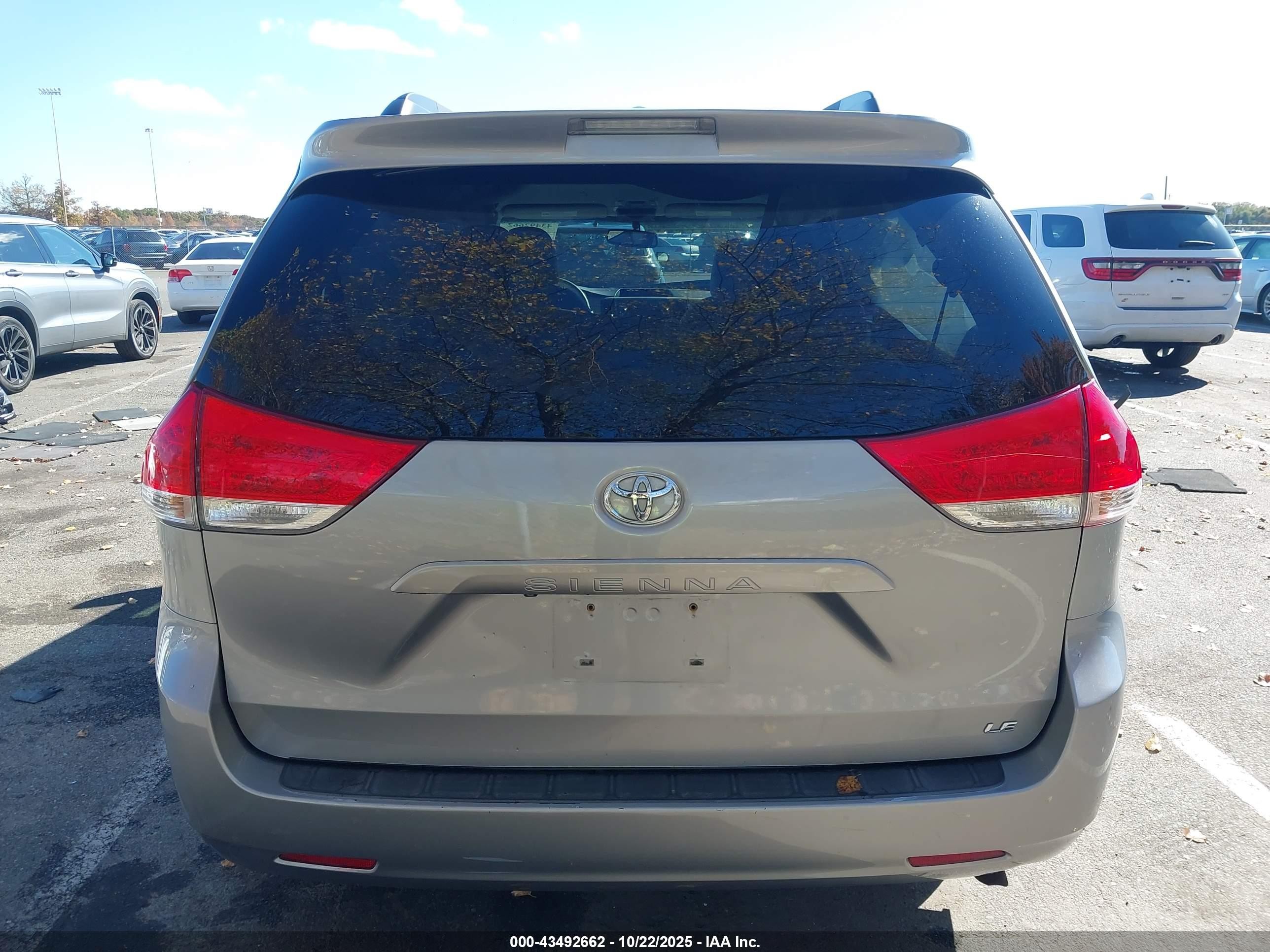 2012 Toyota Sienna Le V6 8 Passenger Silver vin: 5TDKK3DC8CS252105