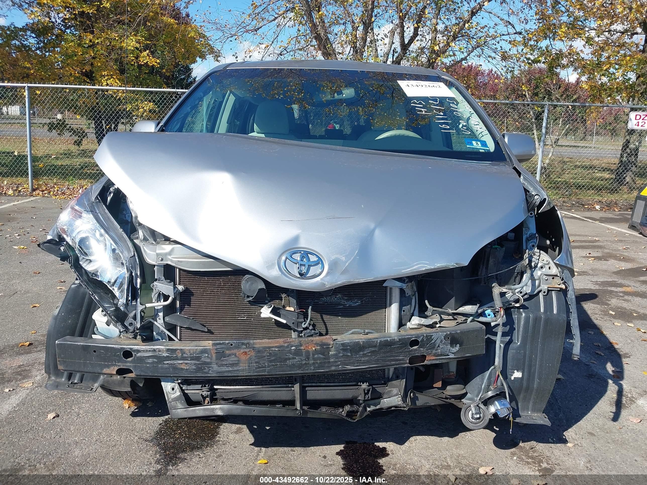 2012 Toyota Sienna Le V6 8 Passenger Silver vin: 5TDKK3DC8CS252105