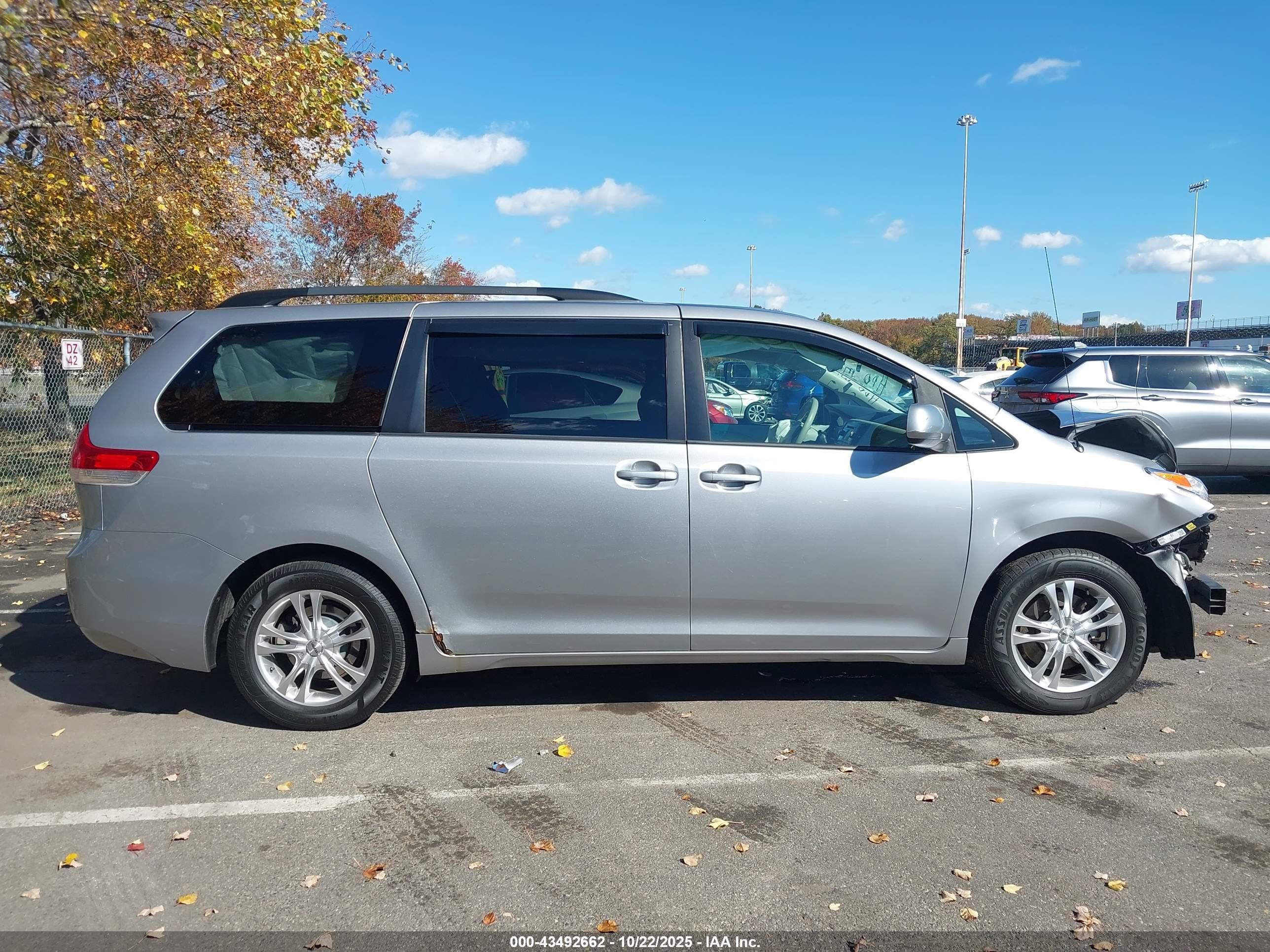 2012 Toyota Sienna Le V6 8 Passenger Silver vin: 5TDKK3DC8CS252105