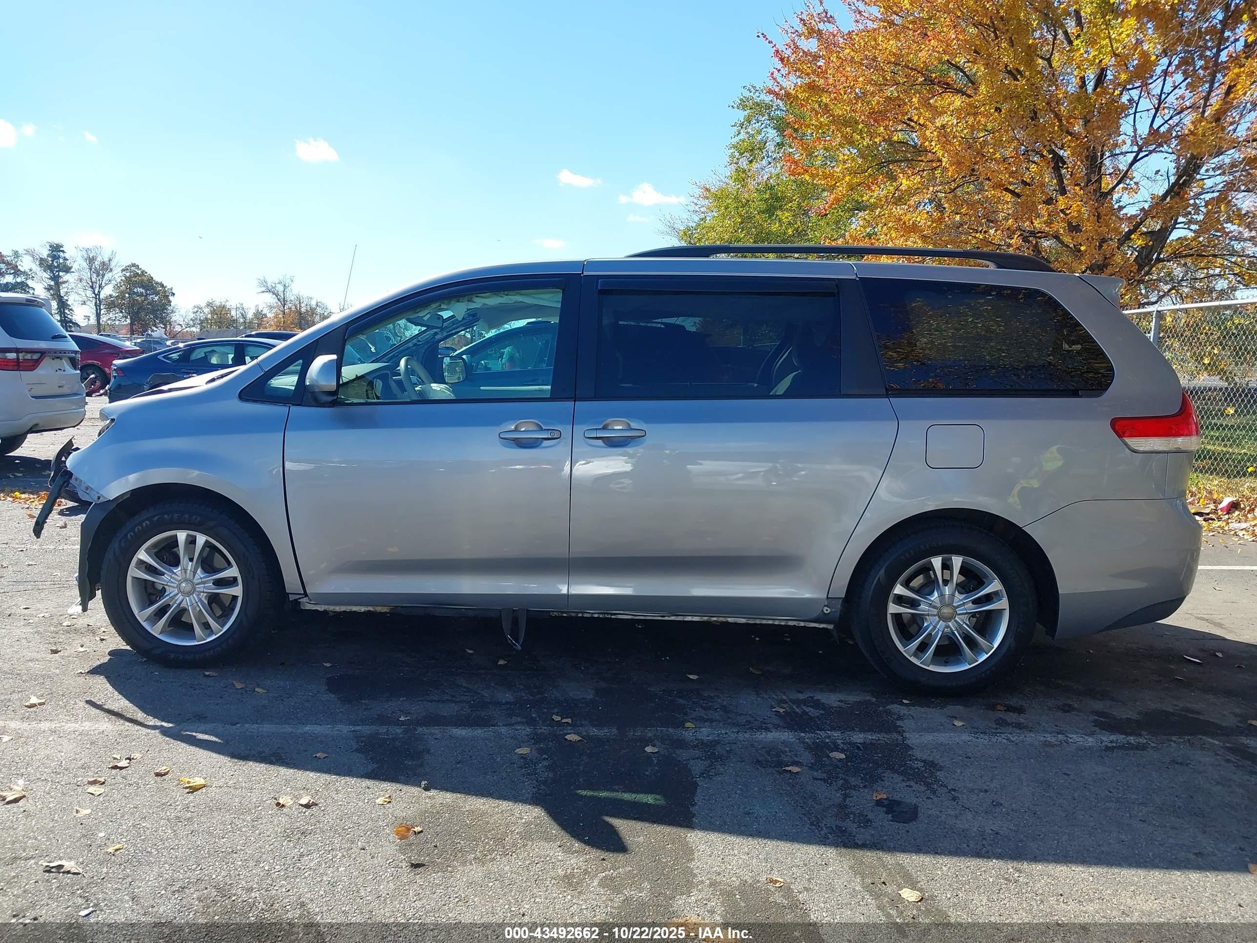 2012 Toyota Sienna Le V6 8 Passenger Silver vin: 5TDKK3DC8CS252105