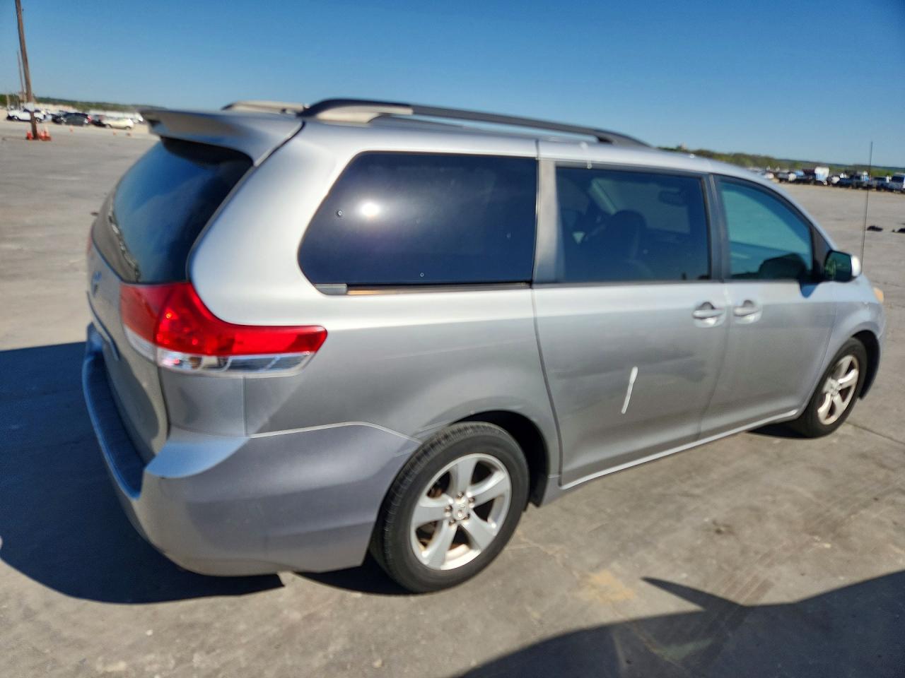 2012 Toyota Sienna Le 8-passenger Silver vin: 5TDKK3DC8CS264254