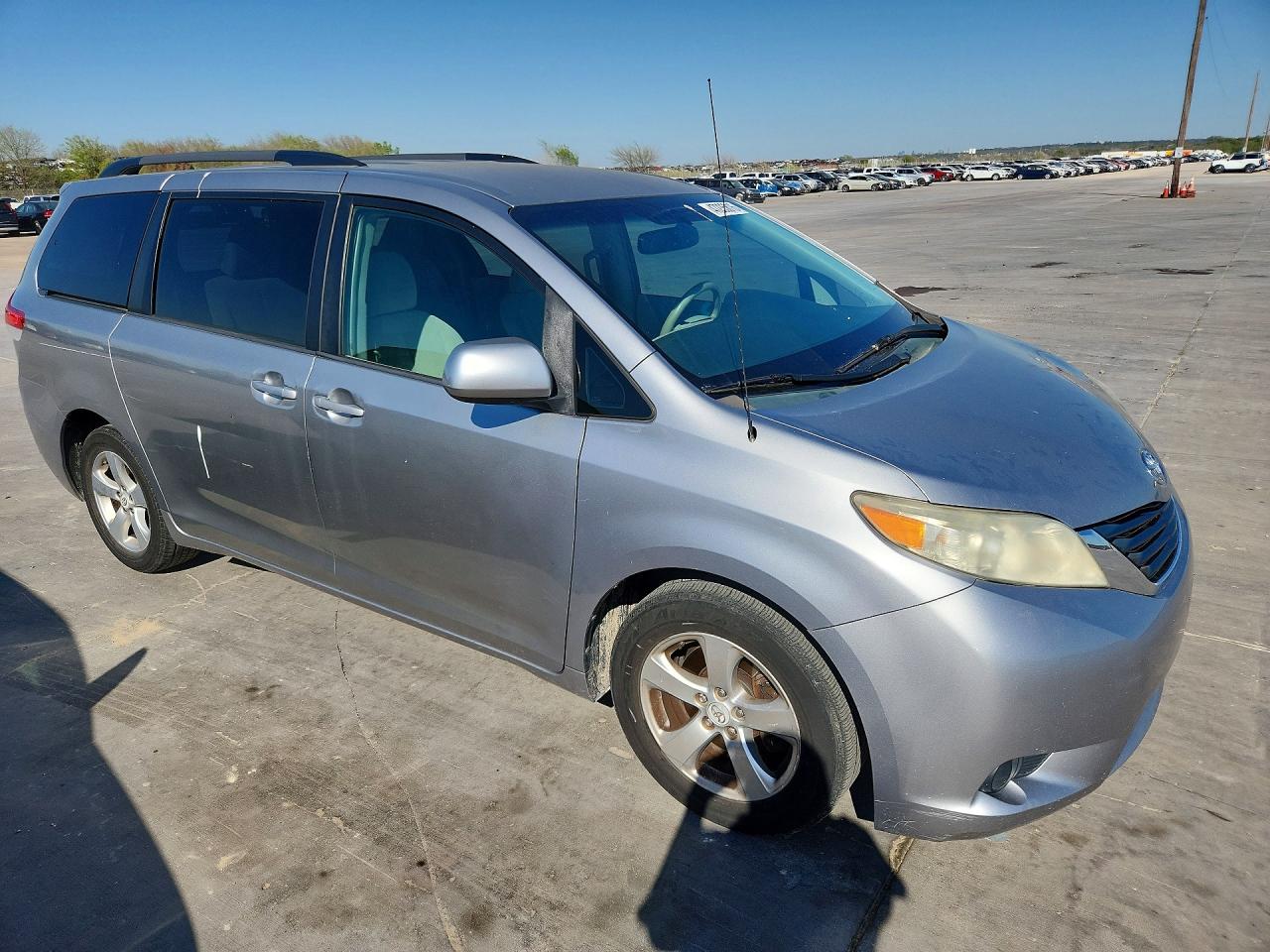 2012 Toyota Sienna Le 8-passenger Silver vin: 5TDKK3DC8CS264254