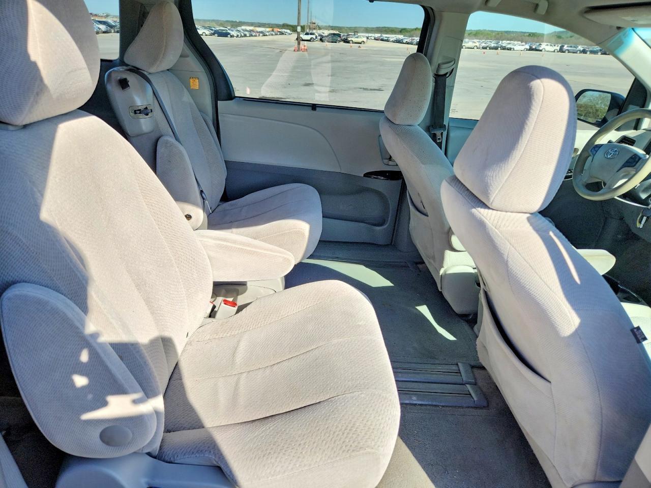 2012 Toyota Sienna Le 8-passenger Silver vin: 5TDKK3DC8CS264254