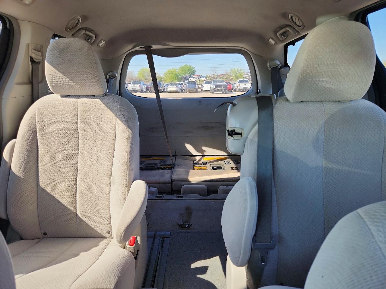 2012 Toyota Sienna Le 8-passenger Silver vin: 5TDKK3DC8CS264254