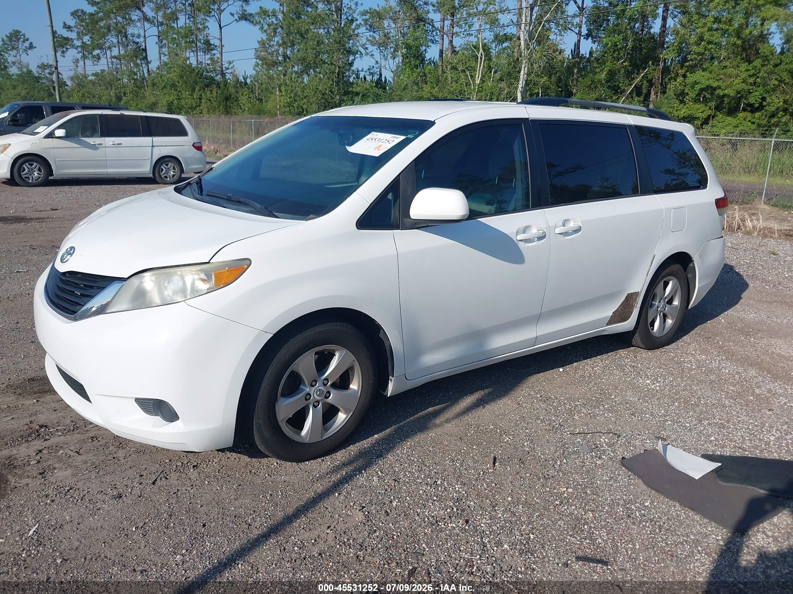 2013 Toyota Sienna Le V6 8 Passenger White vin: 5TDKK3DC8DS283940