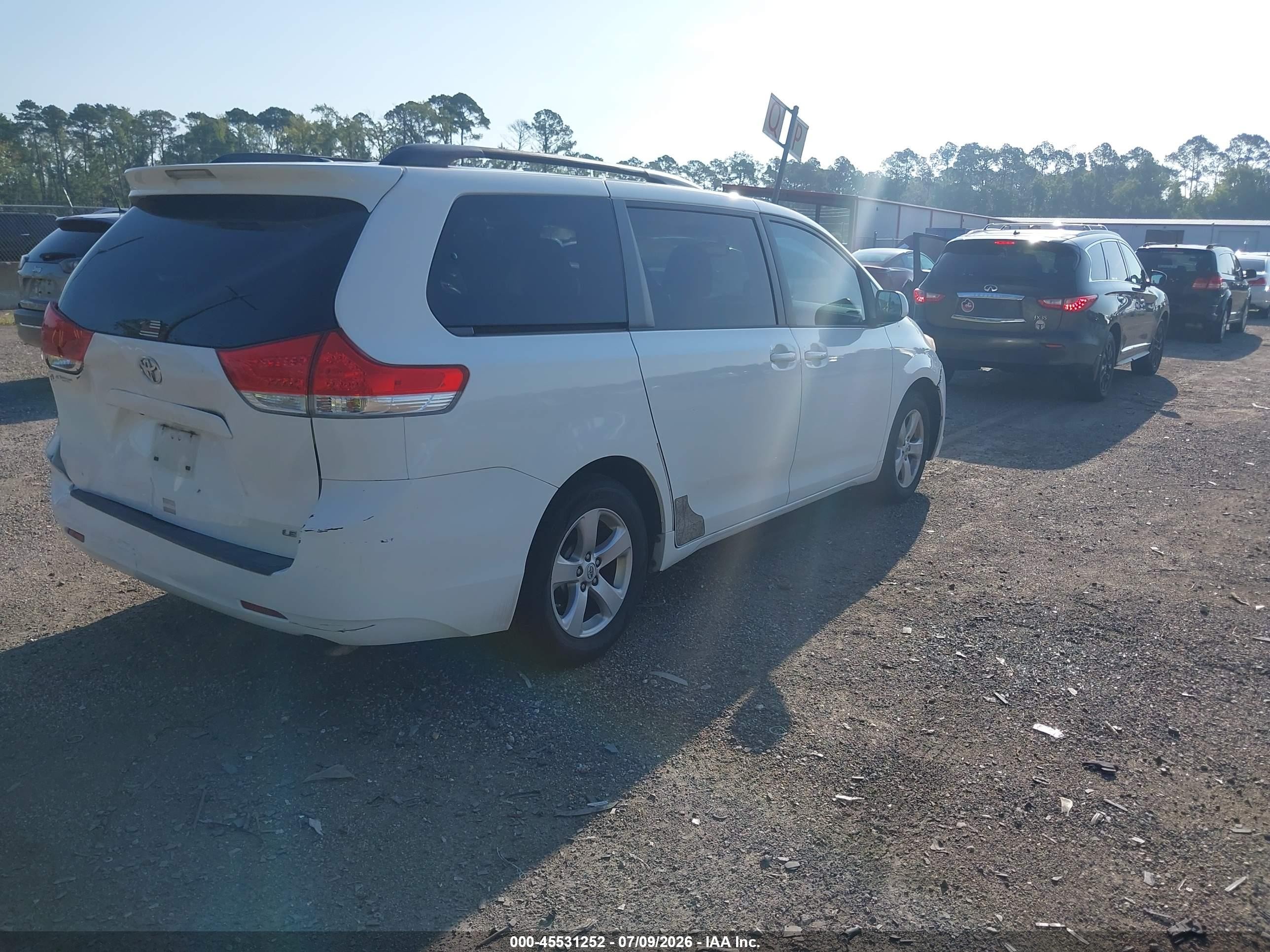 2013 Toyota Sienna Le V6 8 Passenger White vin: 5TDKK3DC8DS283940