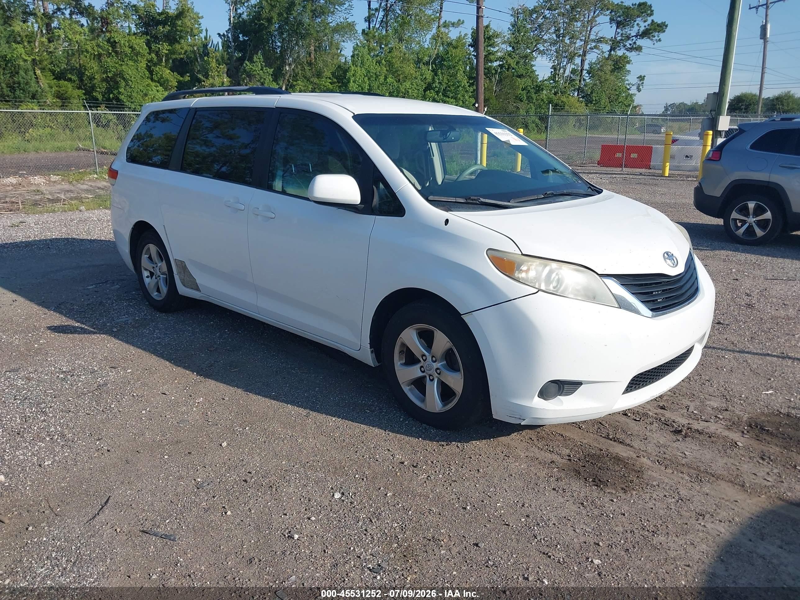 2013 Toyota Sienna Le V6 8 Passenger White vin: 5TDKK3DC8DS283940