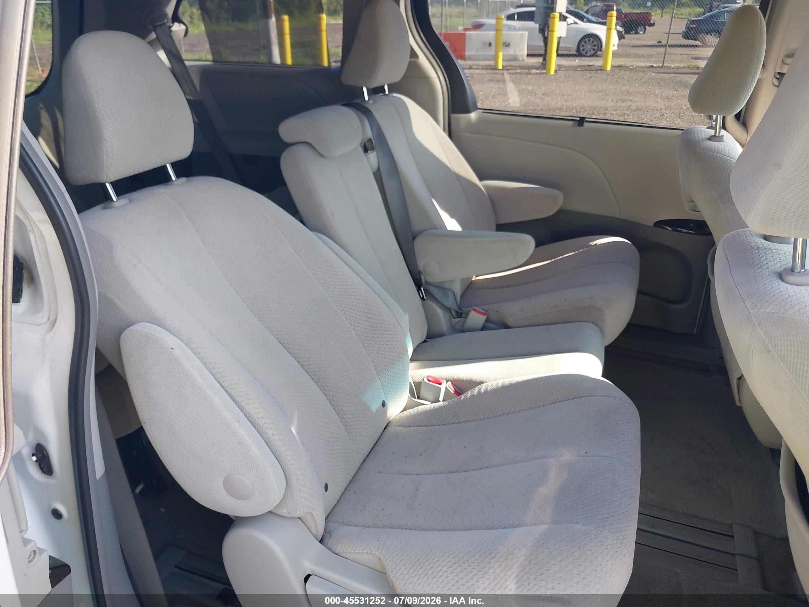 2013 Toyota Sienna Le V6 8 Passenger White vin: 5TDKK3DC8DS283940