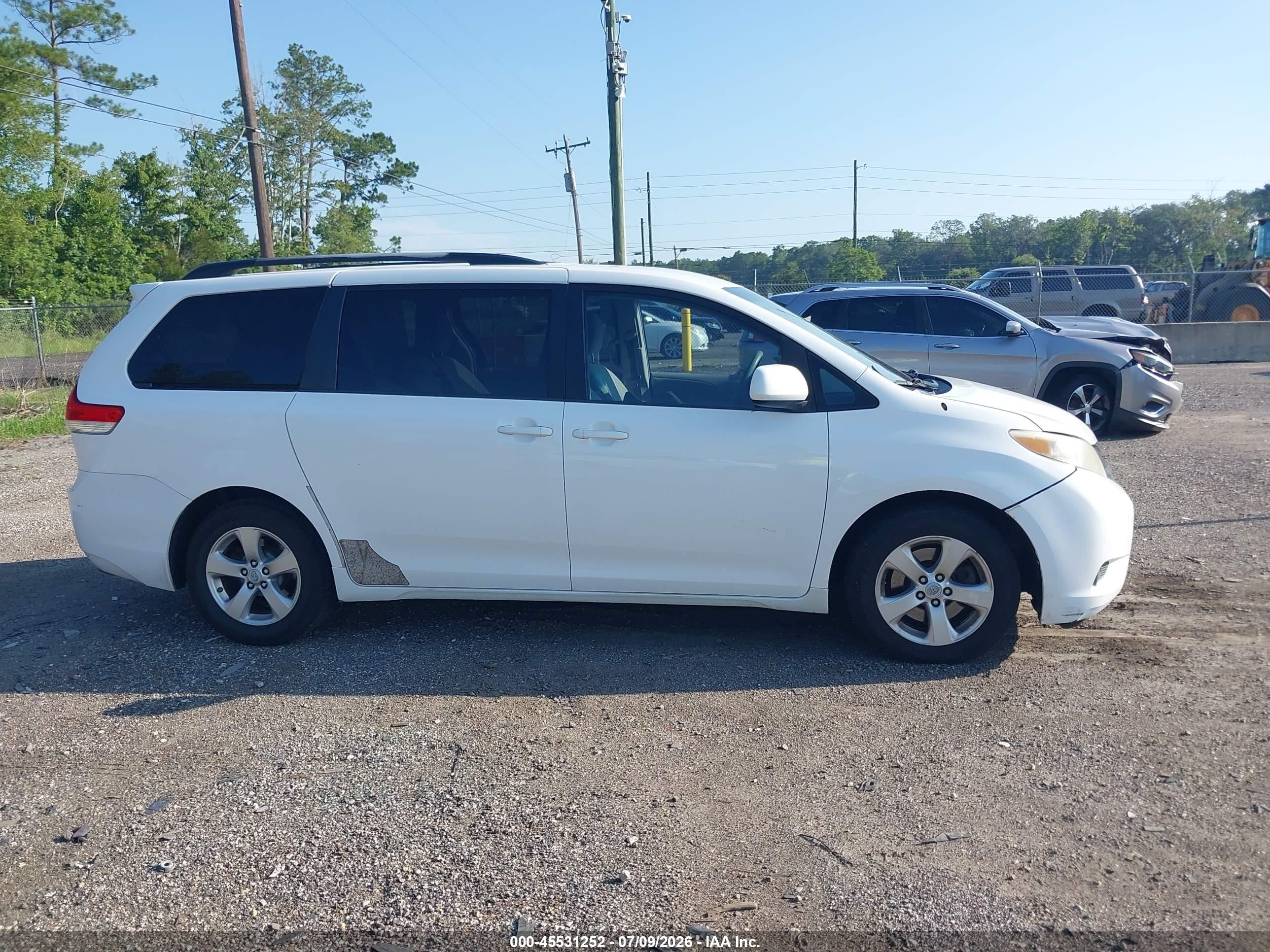 2013 Toyota Sienna Le V6 8 Passenger White vin: 5TDKK3DC8DS283940