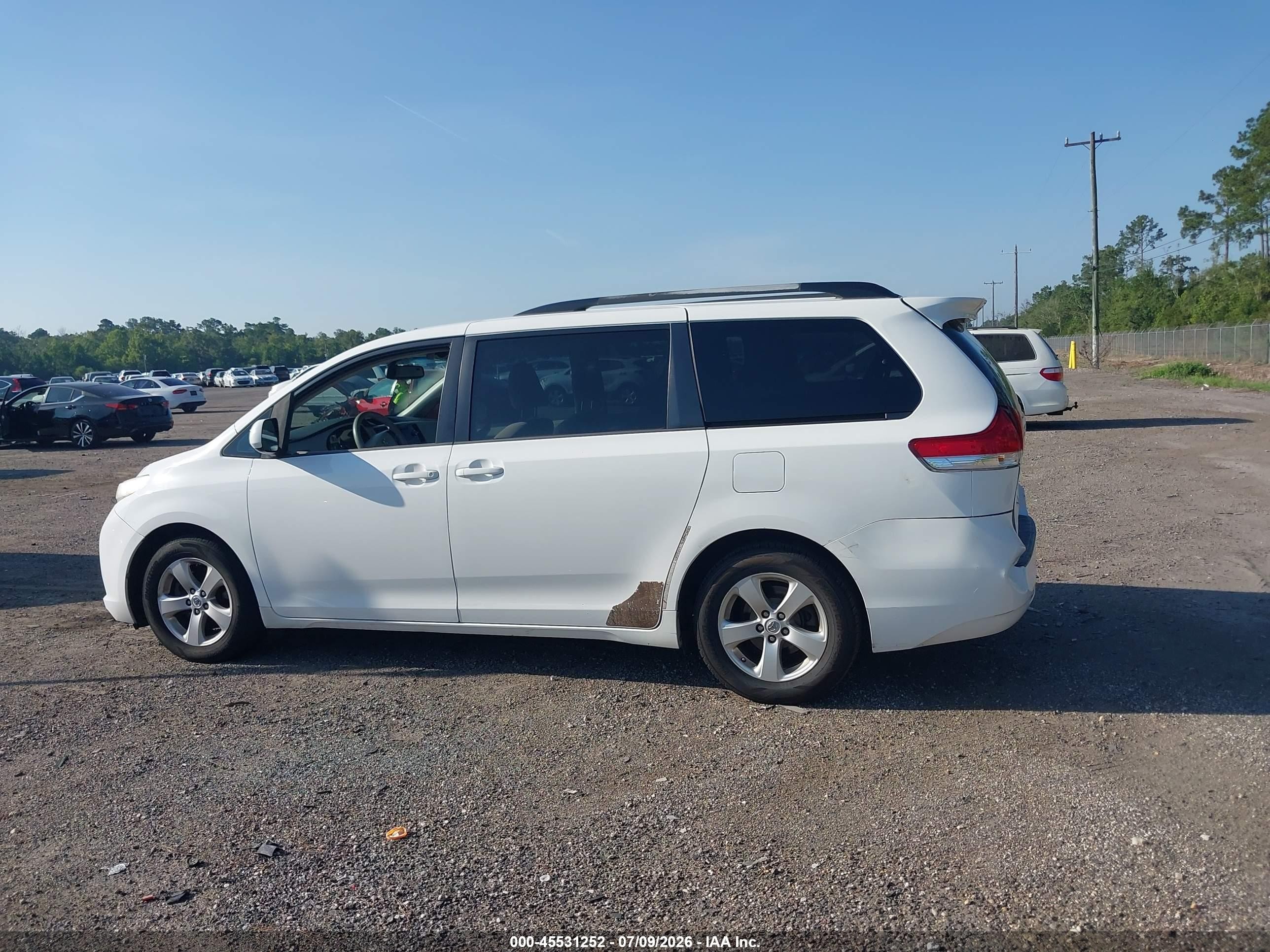 2013 Toyota Sienna Le V6 8 Passenger White vin: 5TDKK3DC8DS283940