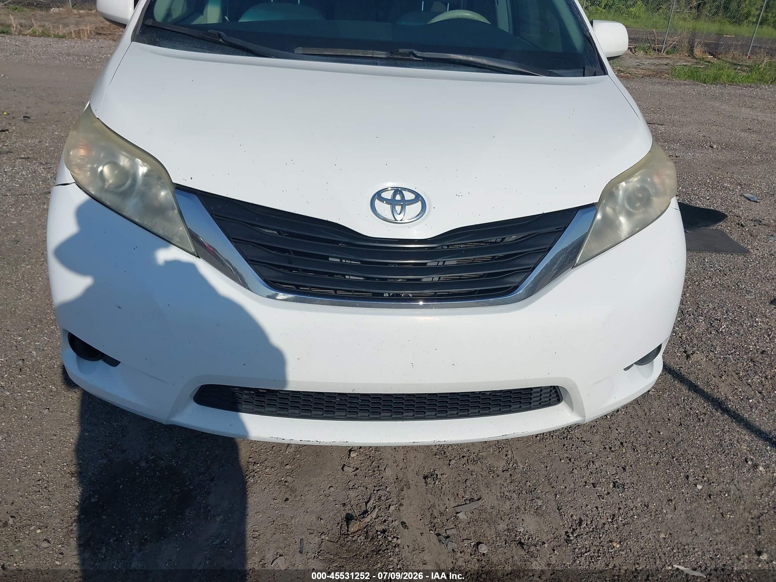 2013 Toyota Sienna Le V6 8 Passenger White vin: 5TDKK3DC8DS283940