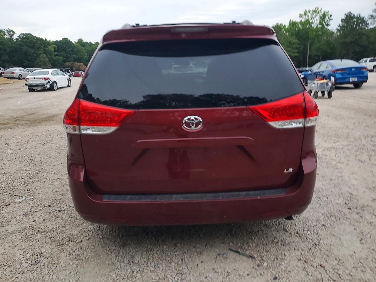 2013 Toyota Sienna Le Maroon vin: 5TDKK3DC8DS302910