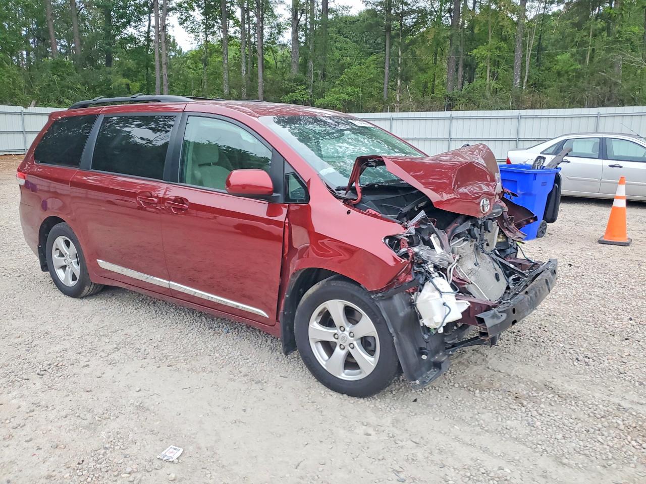 2013 Toyota Sienna Le Maroon vin: 5TDKK3DC8DS302910