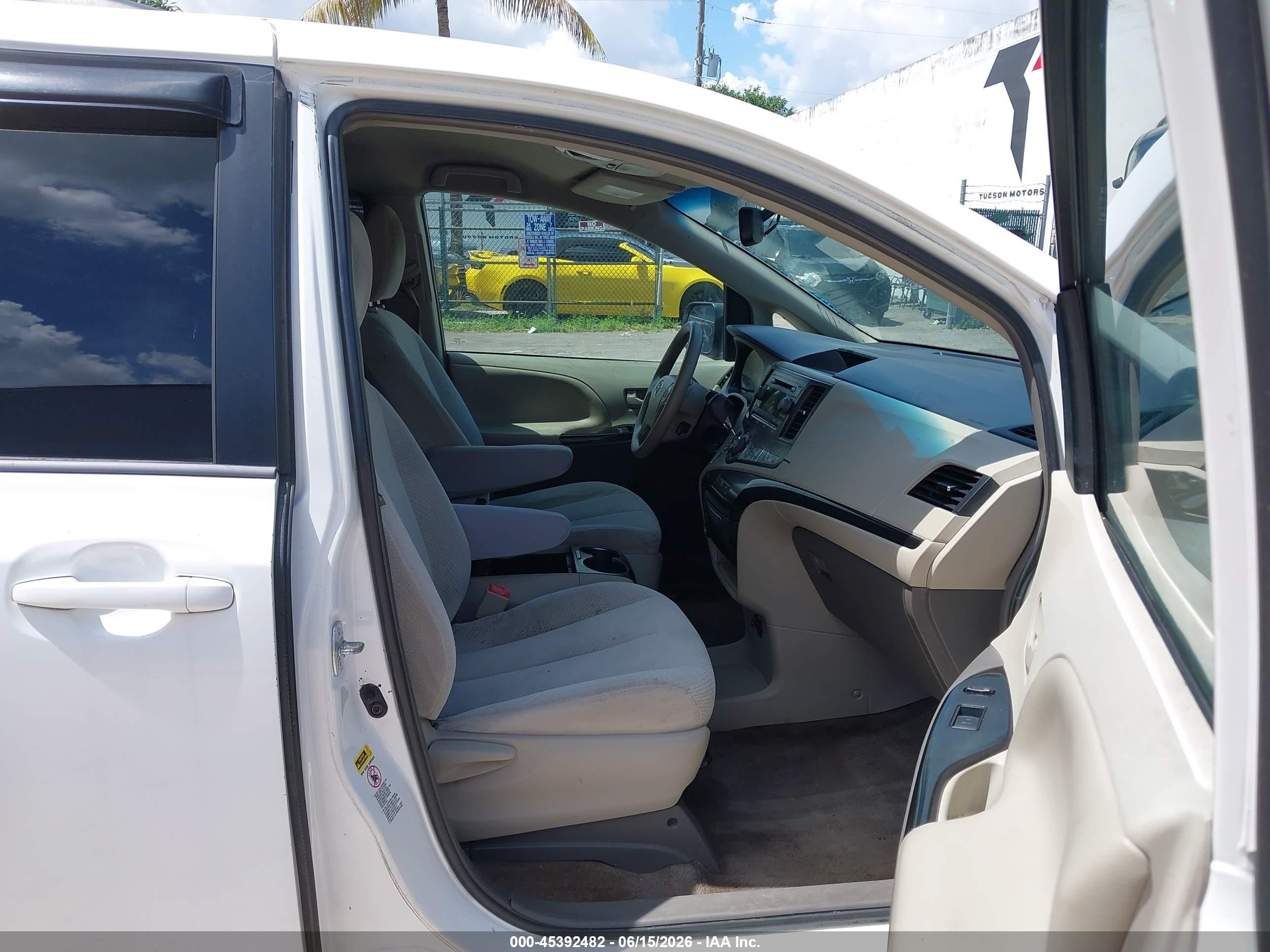2013 Toyota Sienna Le V6 8 Passenger White vin: 5TDKK3DC8DS316435