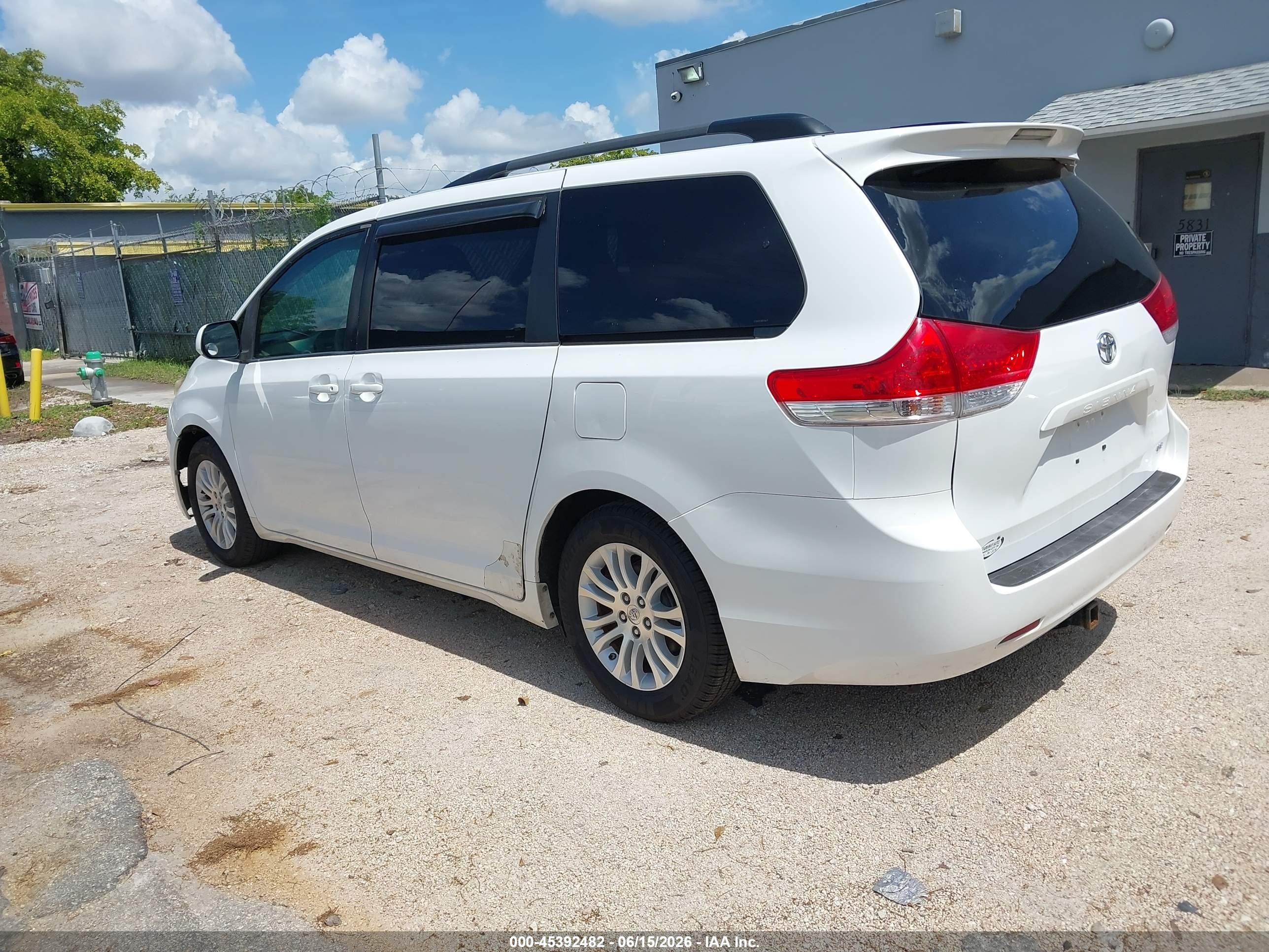 2013 Toyota Sienna Le V6 8 Passenger White vin: 5TDKK3DC8DS316435