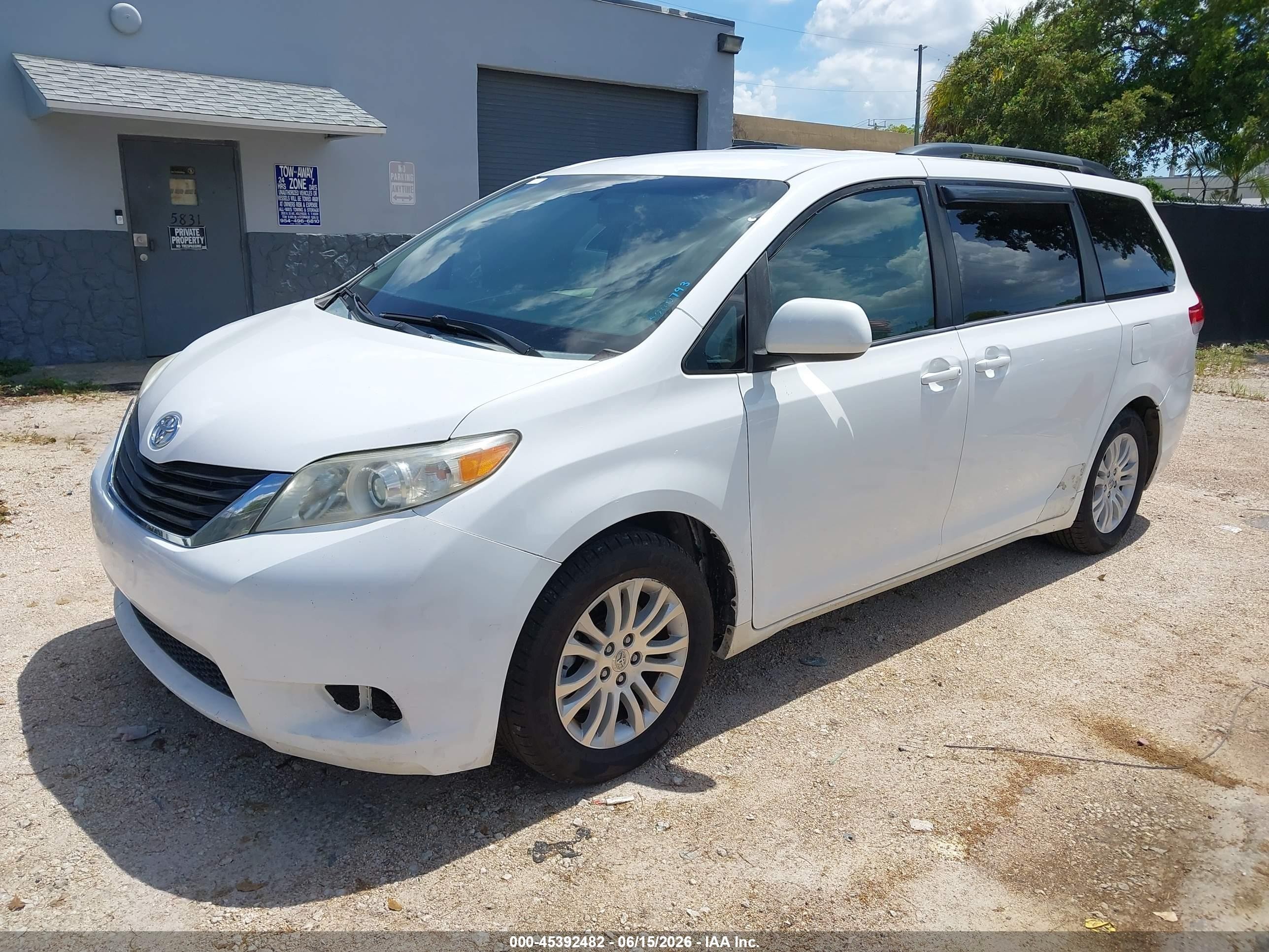 2013 Toyota Sienna Le V6 8 Passenger White vin: 5TDKK3DC8DS316435