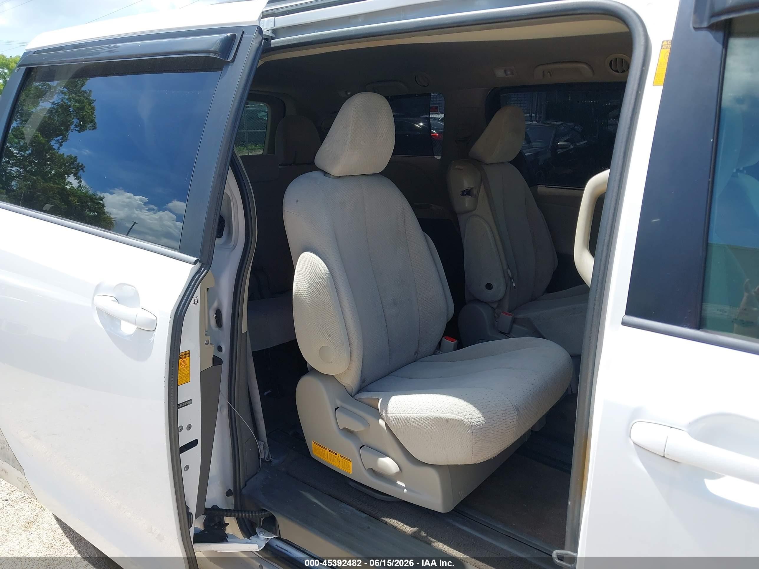 2013 Toyota Sienna Le V6 8 Passenger White vin: 5TDKK3DC8DS316435