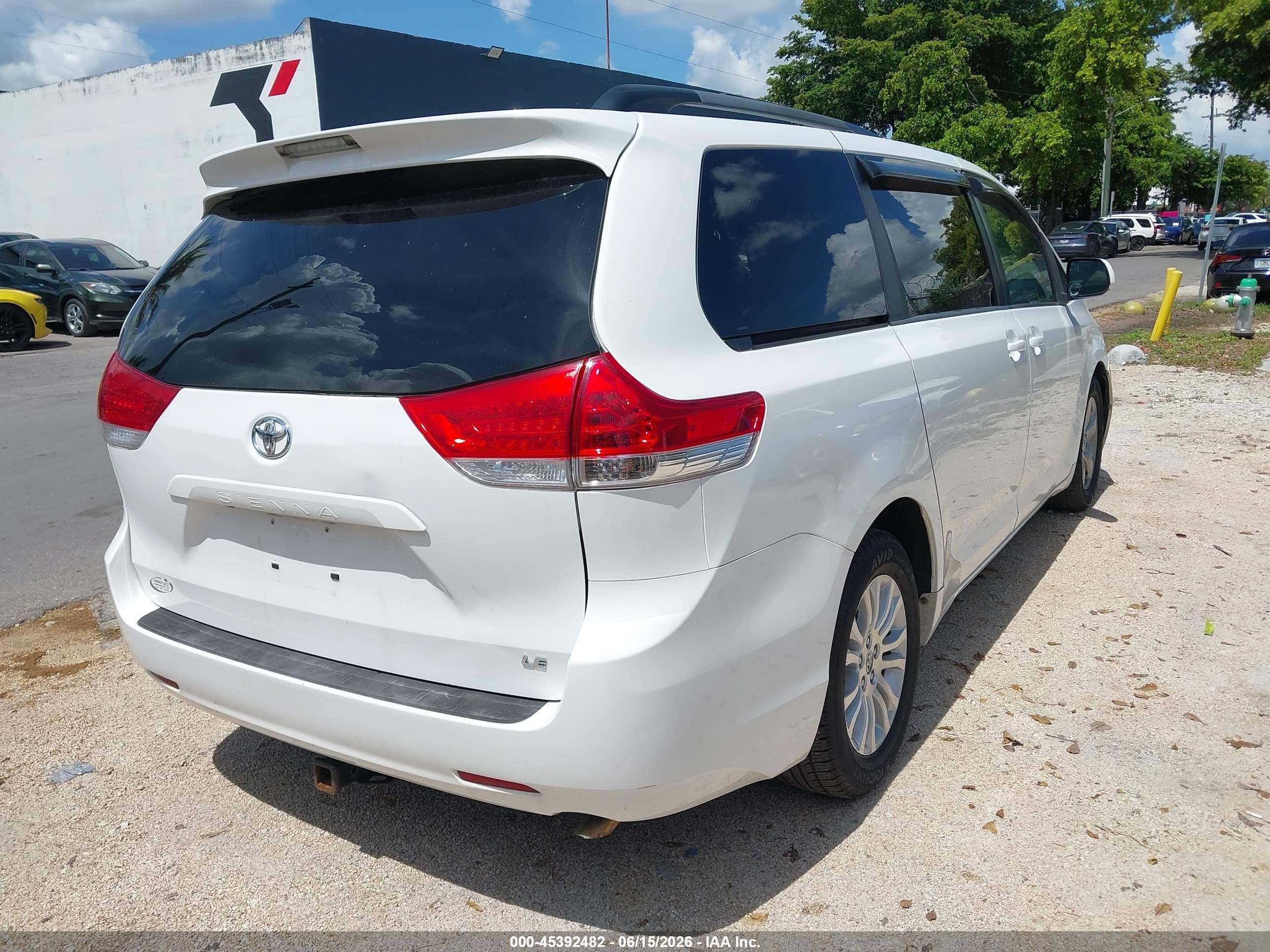 2013 Toyota Sienna Le V6 8 Passenger White vin: 5TDKK3DC8DS316435