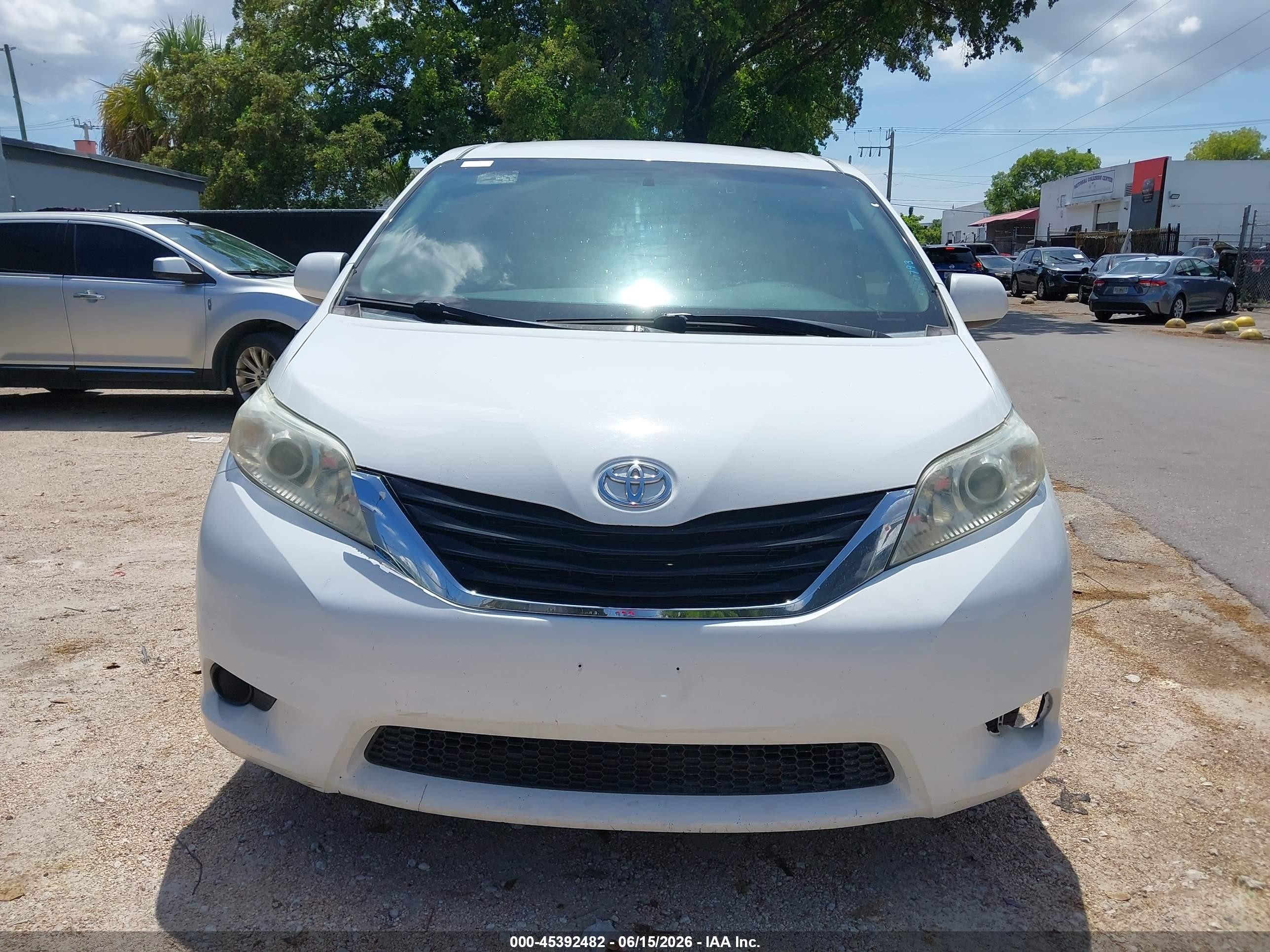 2013 Toyota Sienna Le V6 8 Passenger White vin: 5TDKK3DC8DS316435