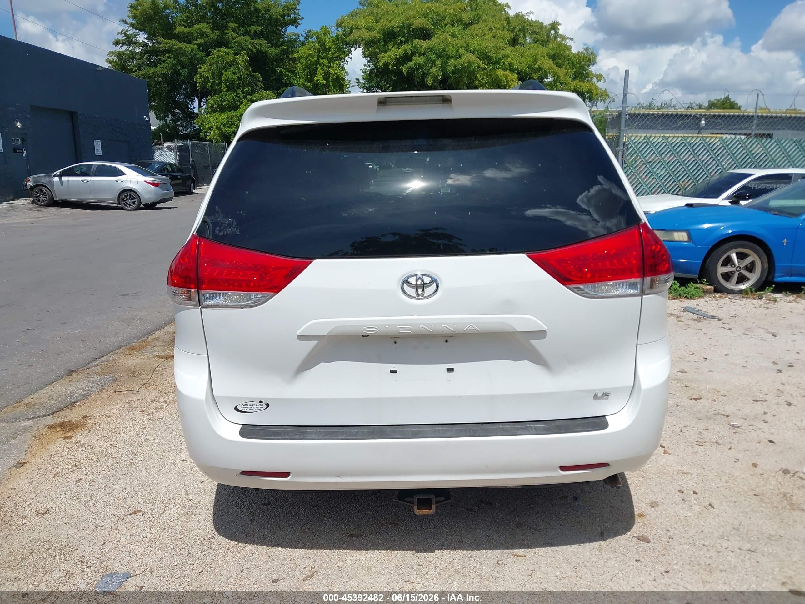 2013 Toyota Sienna Le V6 8 Passenger White vin: 5TDKK3DC8DS316435