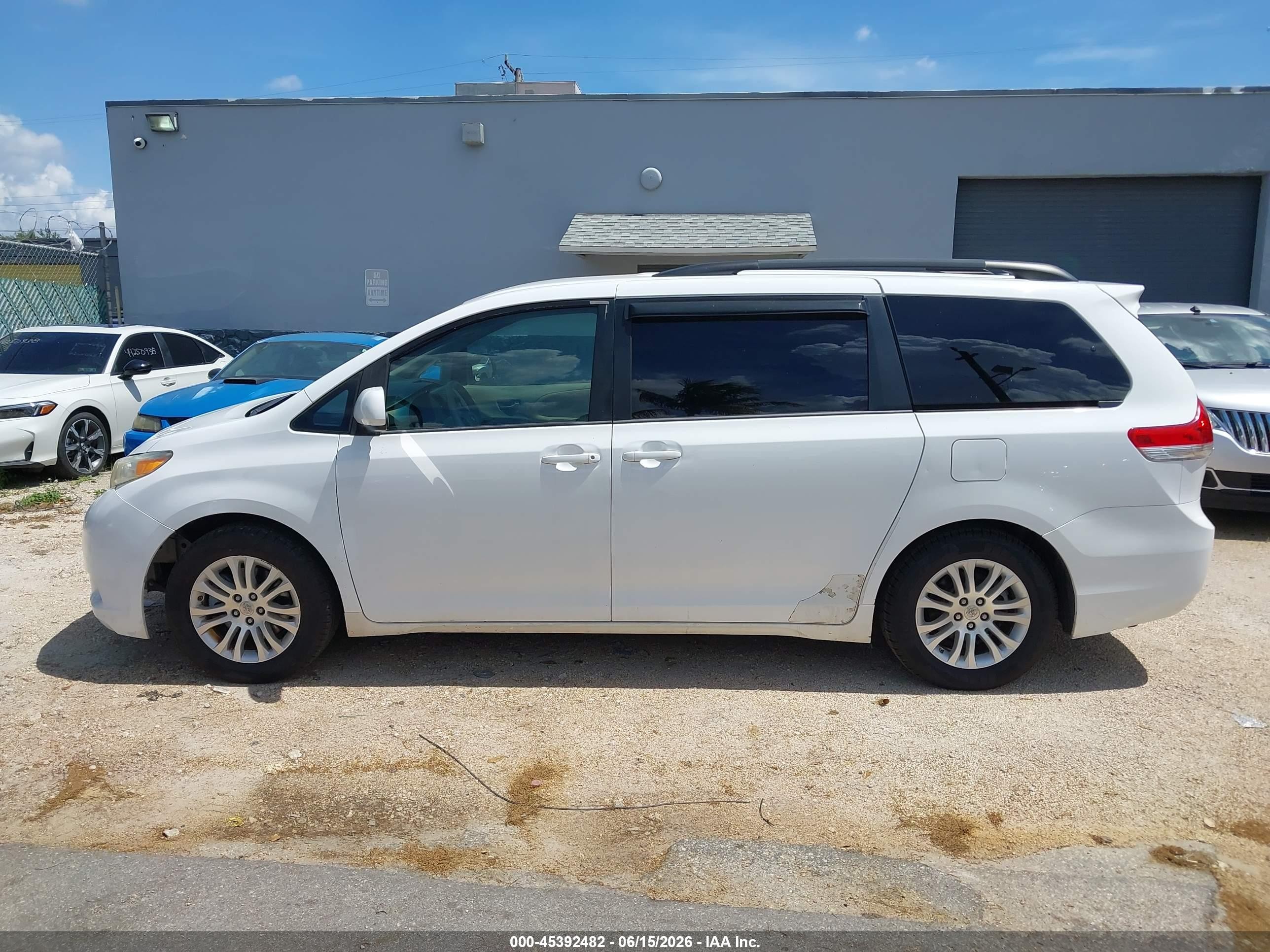 2013 Toyota Sienna Le V6 8 Passenger White vin: 5TDKK3DC8DS316435