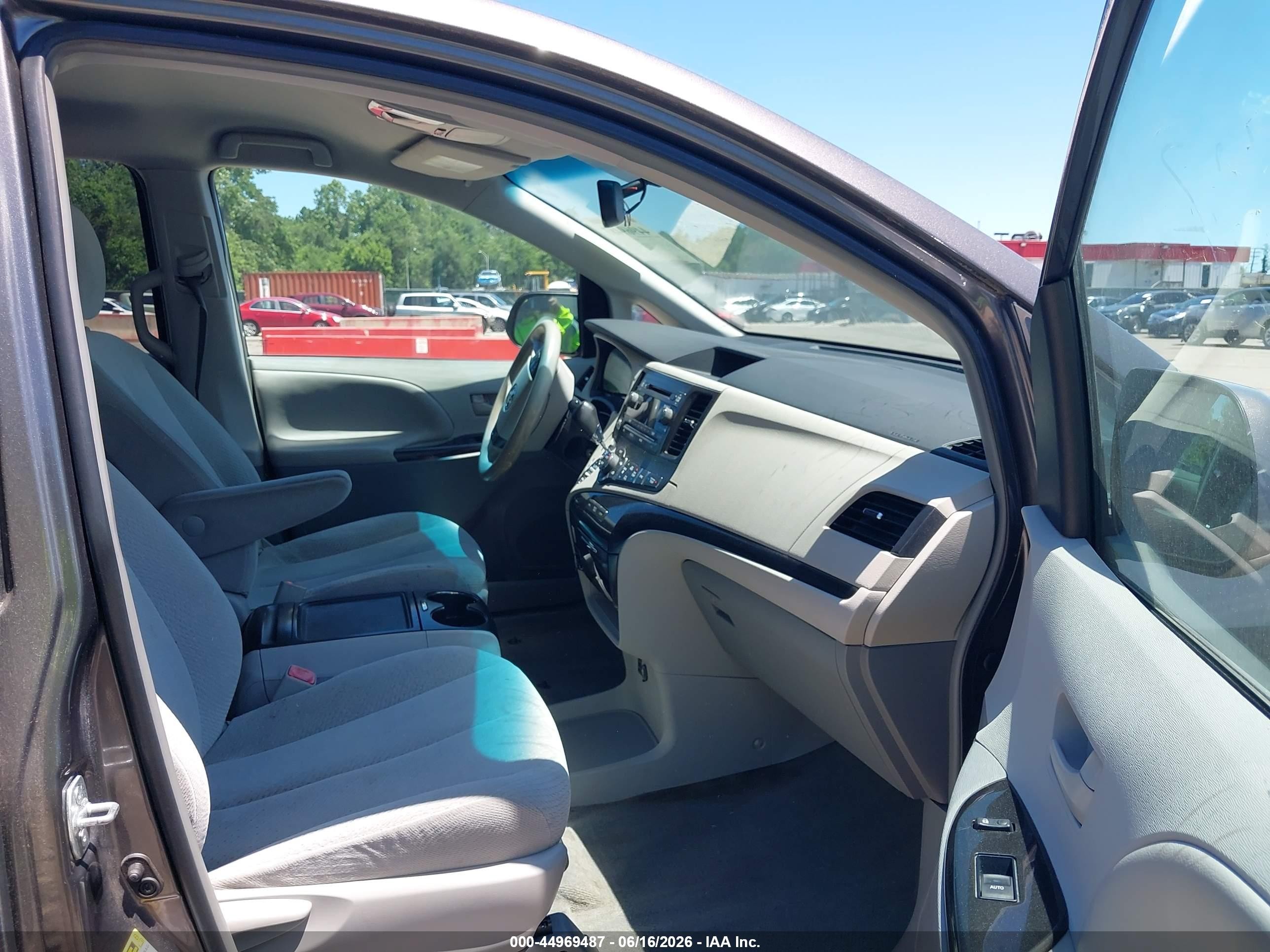2013 Toyota Sienna Le V6 8 Passenger Gray vin: 5TDKK3DC8DS374464