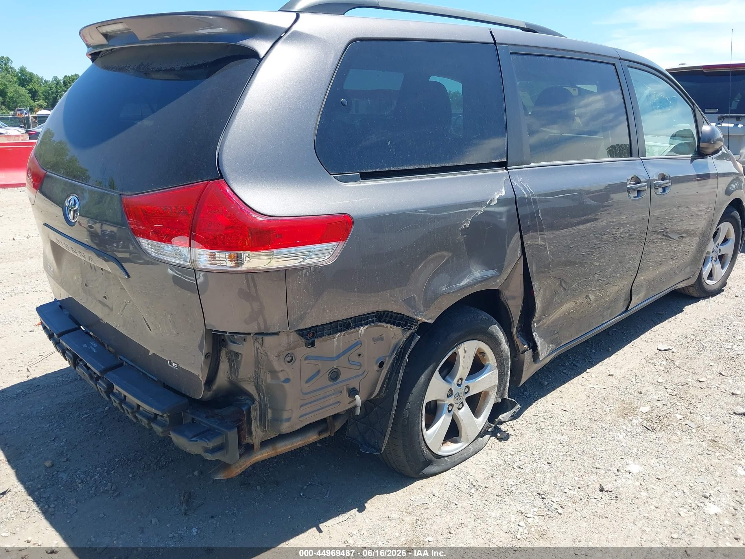 2013 Toyota Sienna Le V6 8 Passenger Gray vin: 5TDKK3DC8DS374464