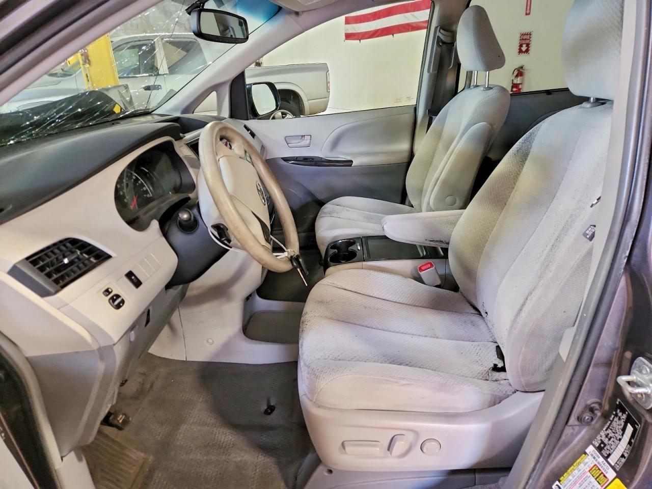 2013 Toyota Sienna Le Серый vin: 5TDKK3DC8DS376568