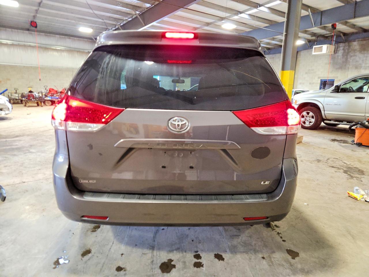2013 Toyota Sienna Le Серый vin: 5TDKK3DC8DS376568
