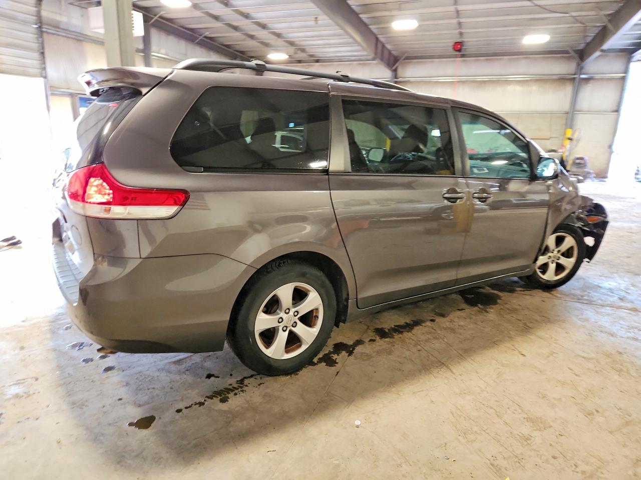 2013 Toyota Sienna Le Серый vin: 5TDKK3DC8DS376568