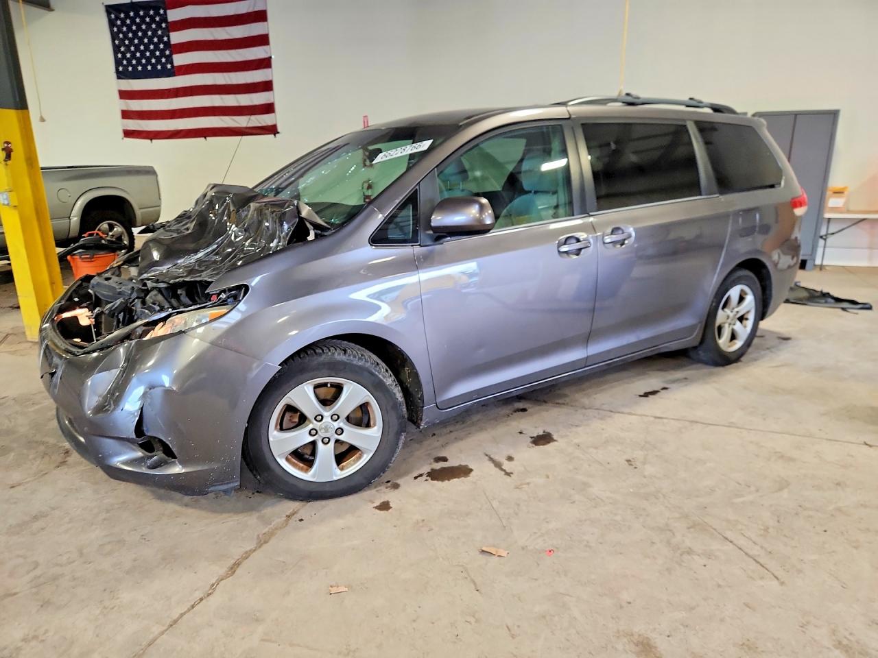 2013 Toyota Sienna Le Серый vin: 5TDKK3DC8DS376568