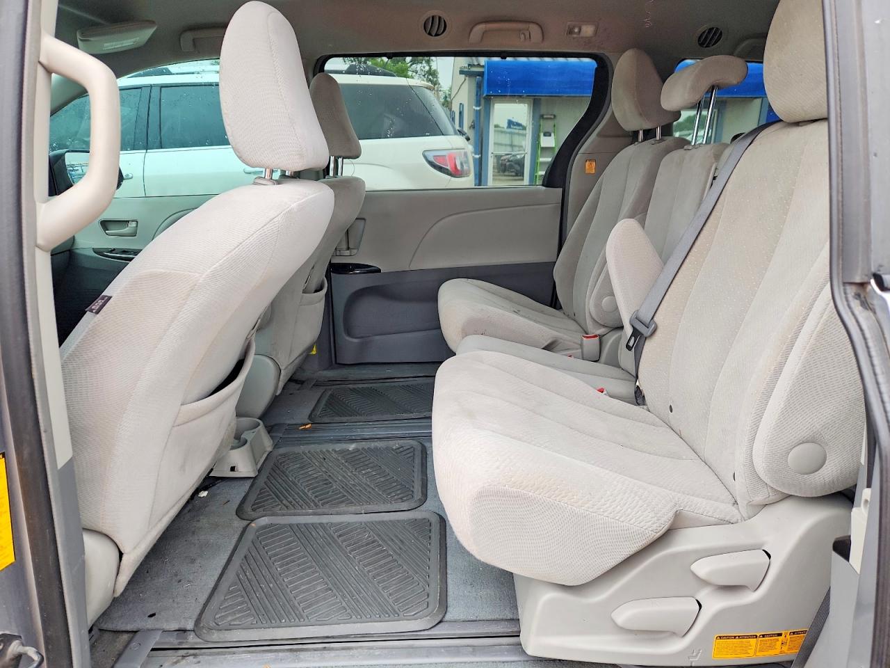 2013 Toyota Sienna Le Серебряный vin: 5TDKK3DC8DS379857